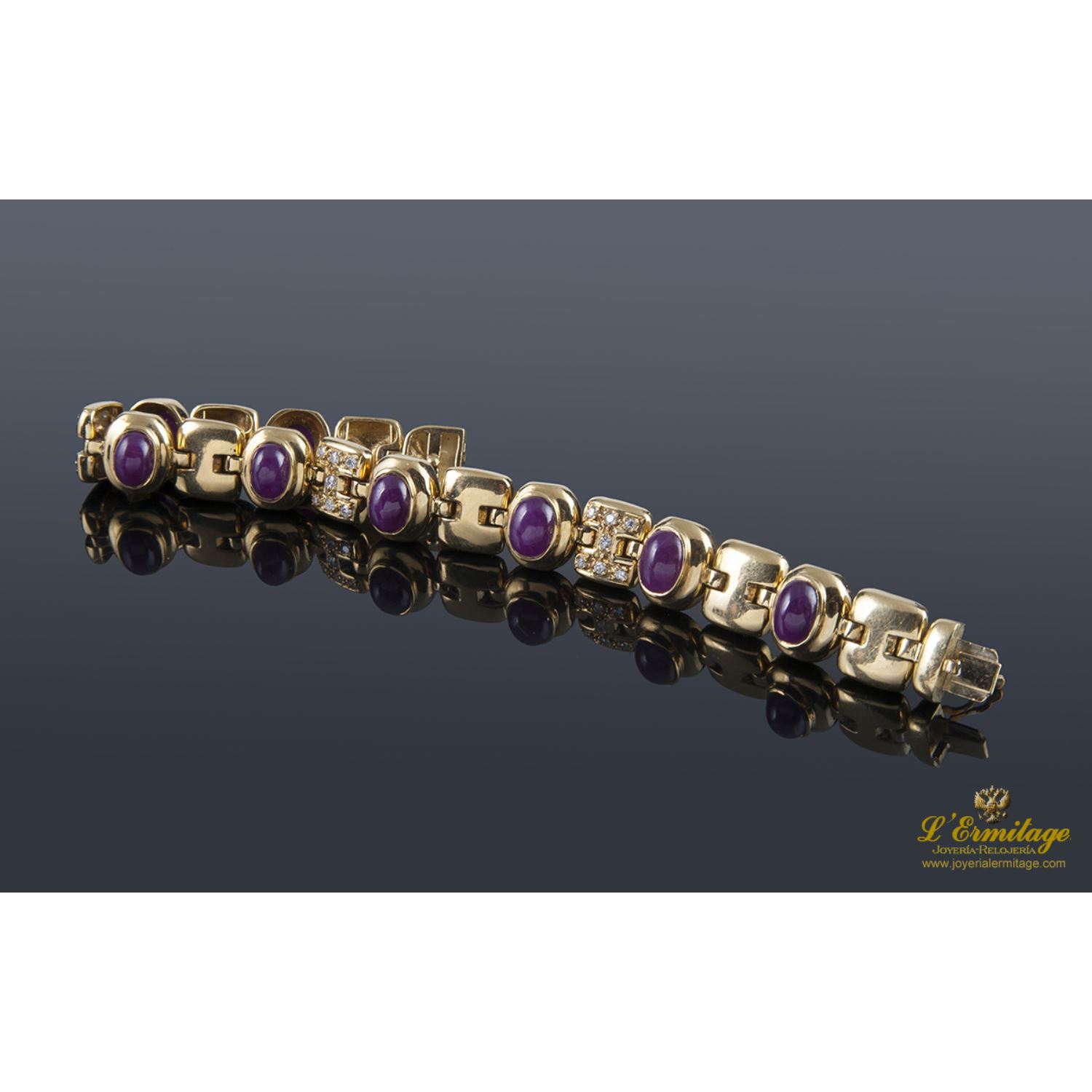 Pulsera realizada en oro amarillo. Presenta rubíes y brillantes.