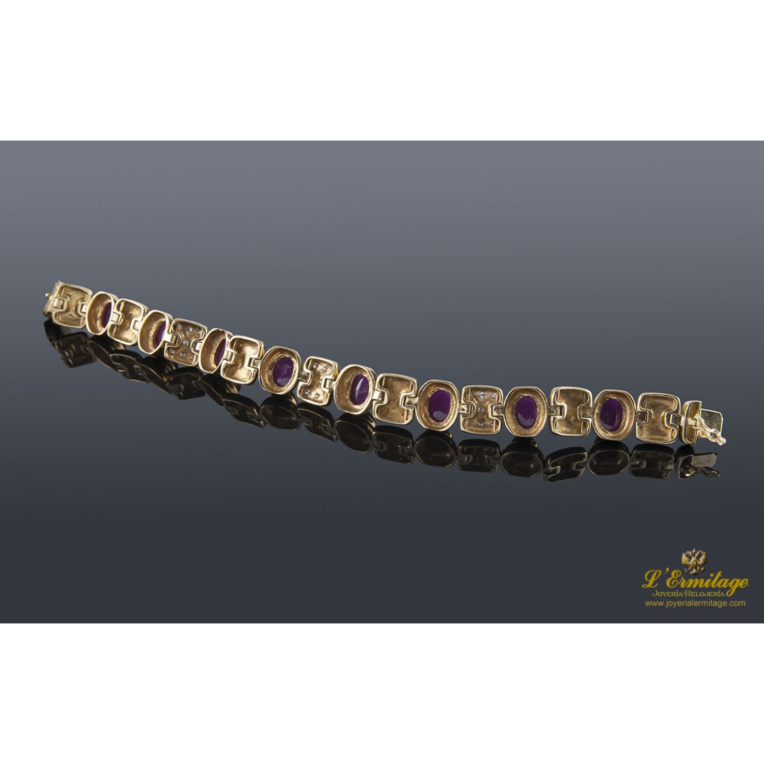 Pulsera realizada en oro amarillo. Presenta rubíes y brillantes.