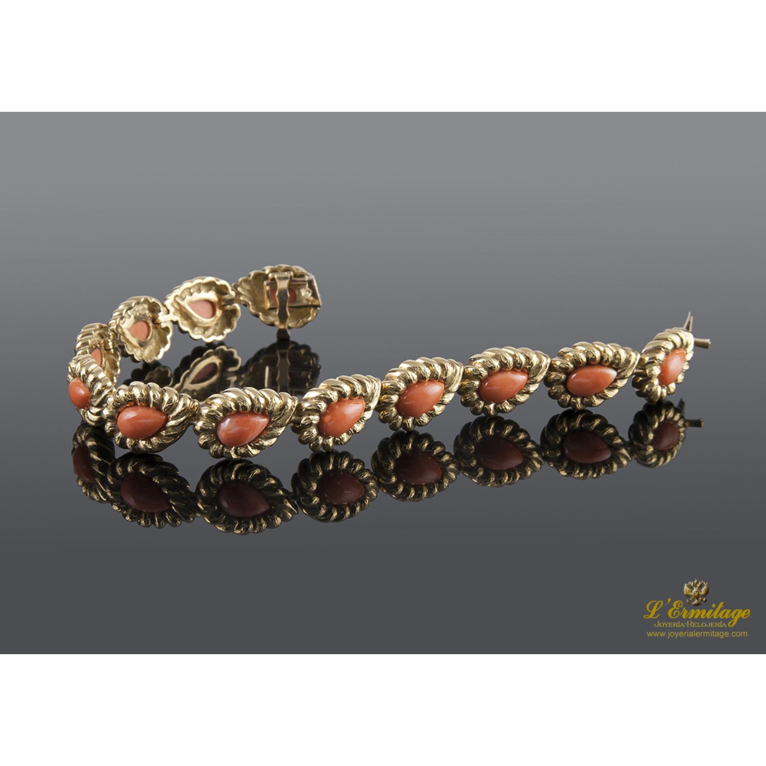 Pulsera realizada en oro amarillo y coral.