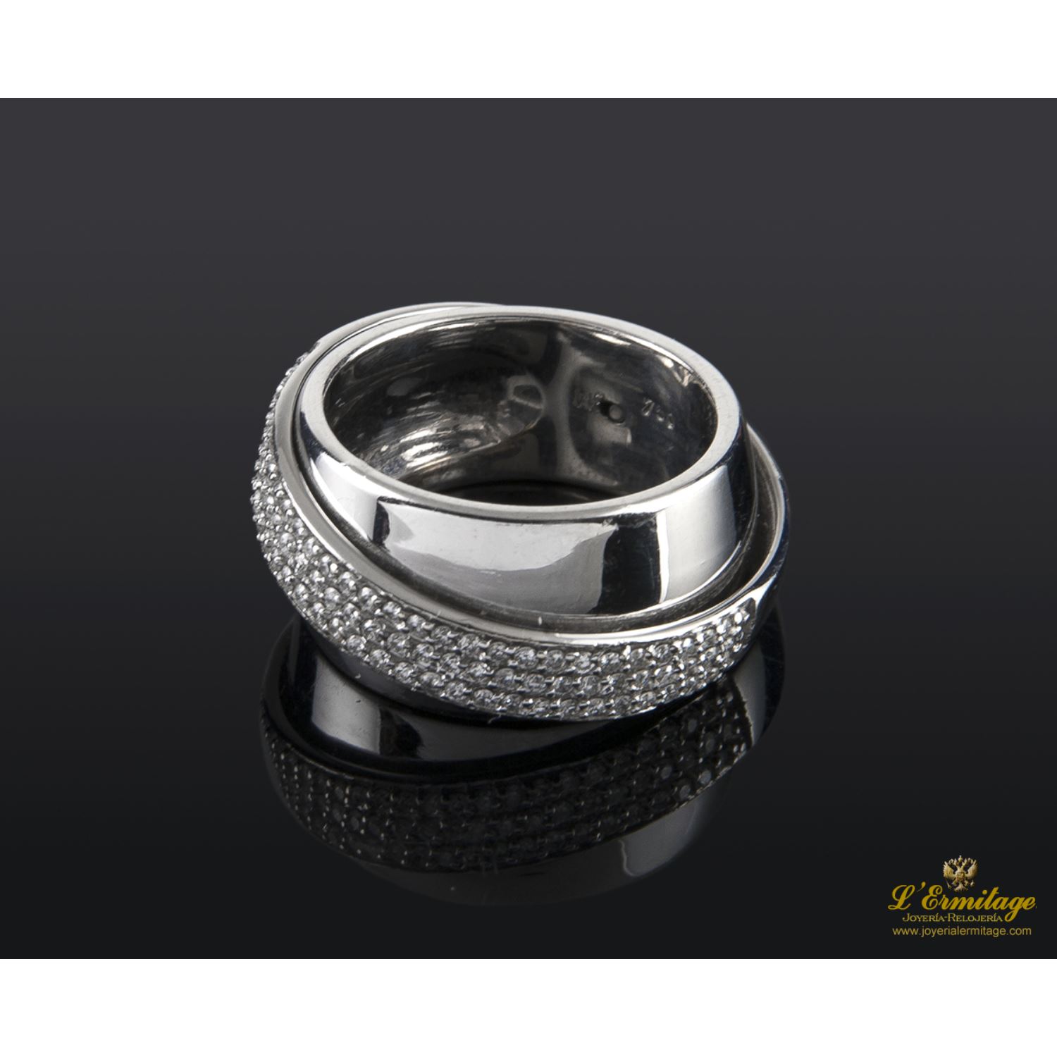 Sortija oro blanco y diamantes.