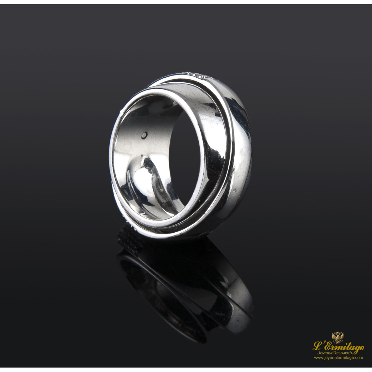 Sortija oro blanco y diamantes.