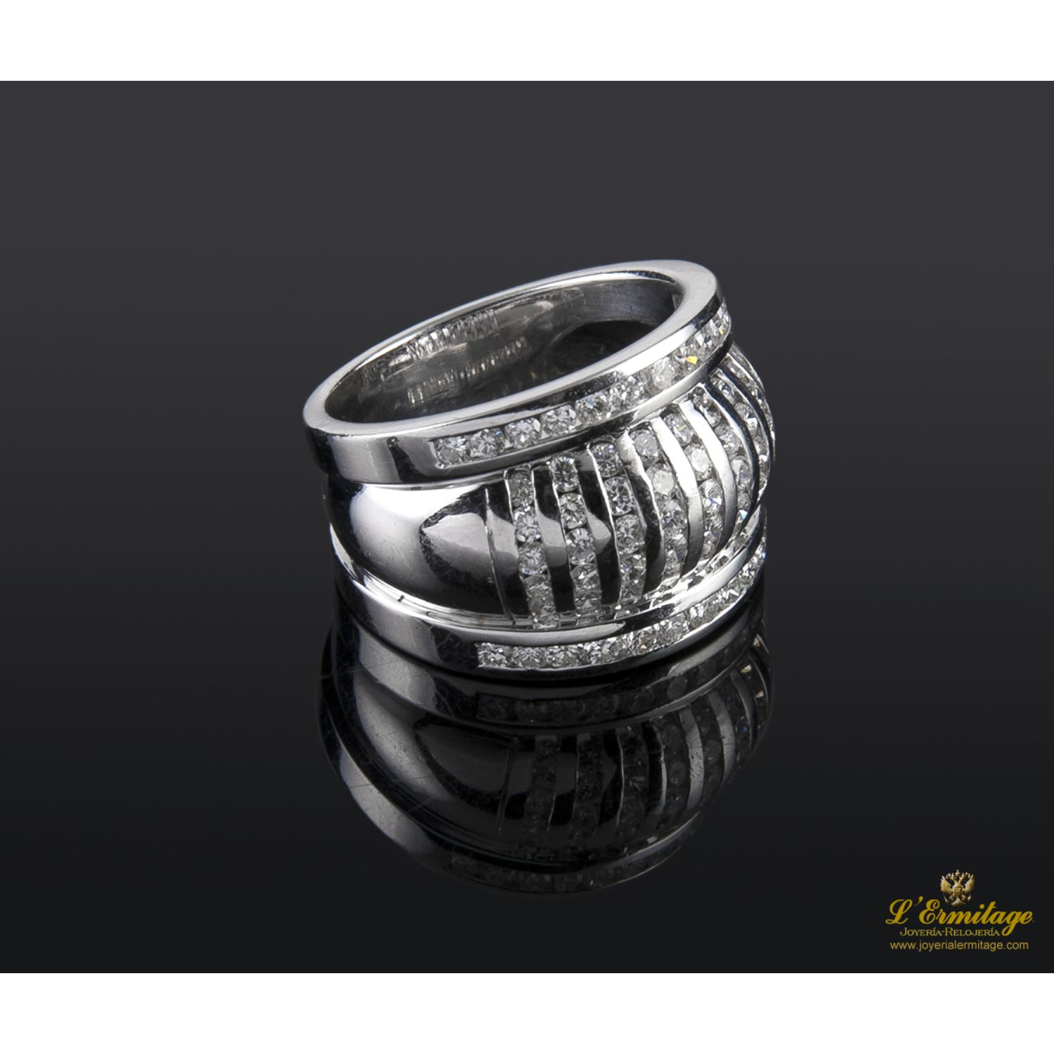 Sortija ancha oro blanco y diamantes.