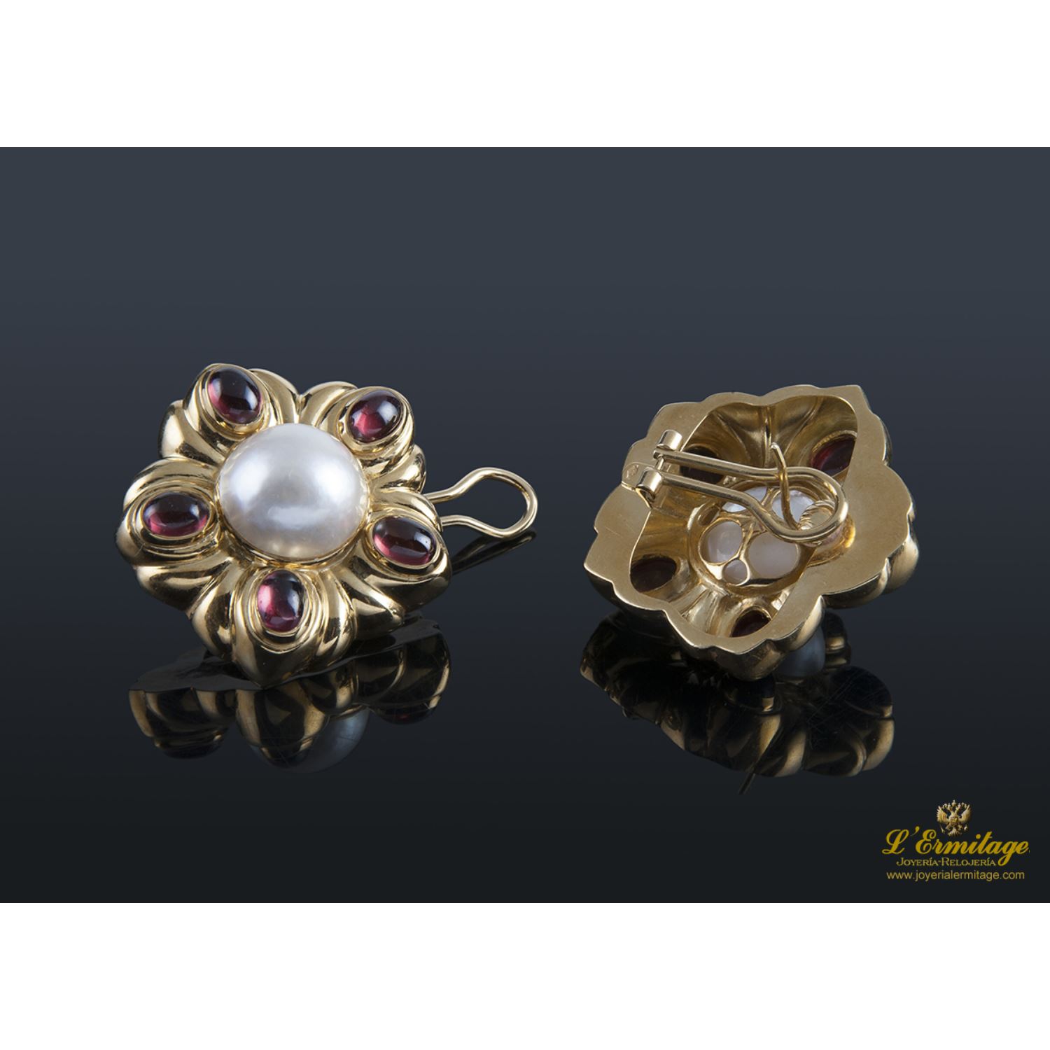 Pendientes oro amarillo media perla y rubíes.