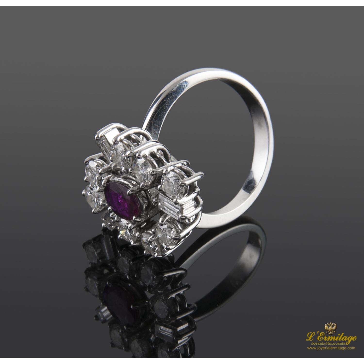 Sortija oro blanco rubi y btes.