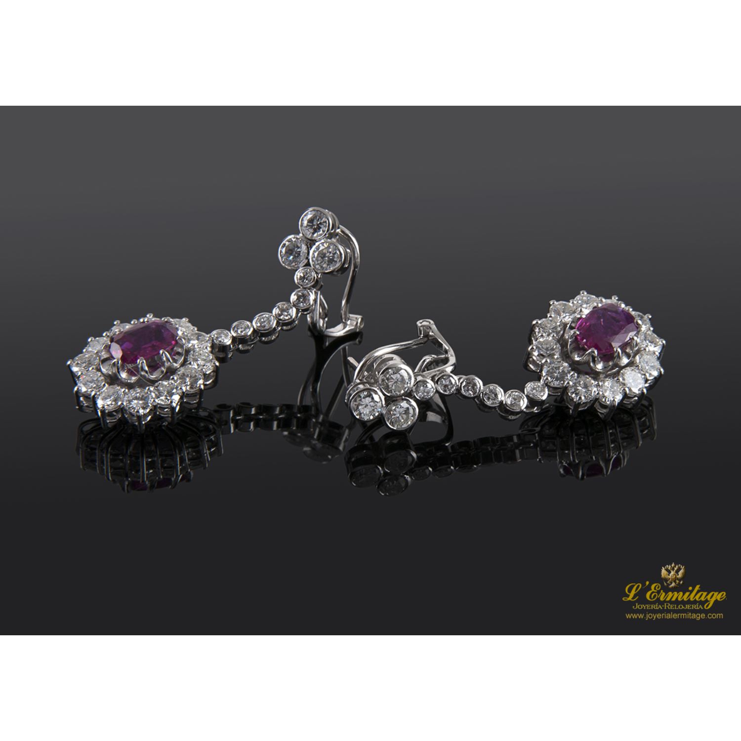 Pendientes colgantes oro blanco rubíes y diamantes.