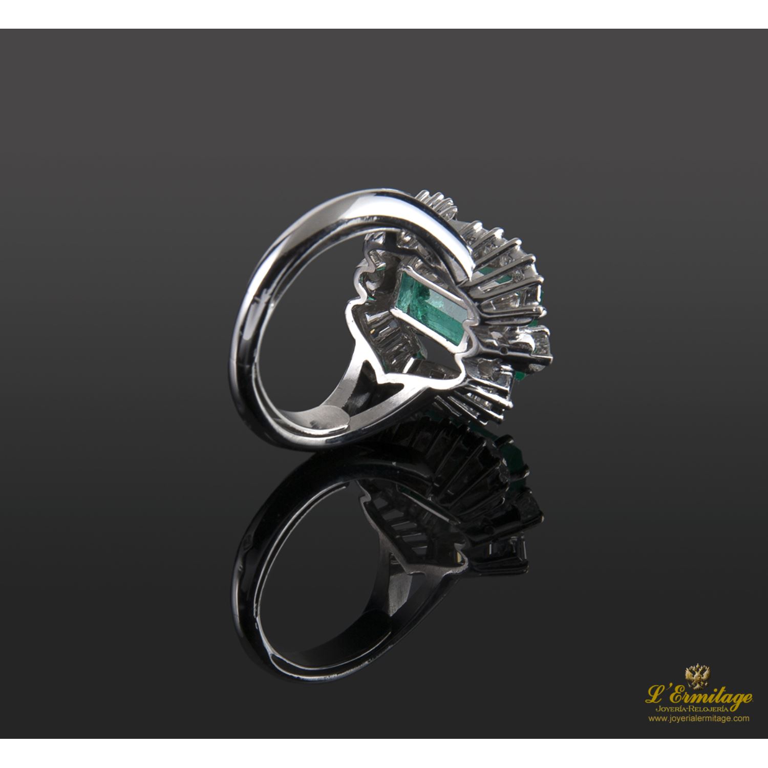 Sortija antigua oro blanco esmeralda y diamantes.