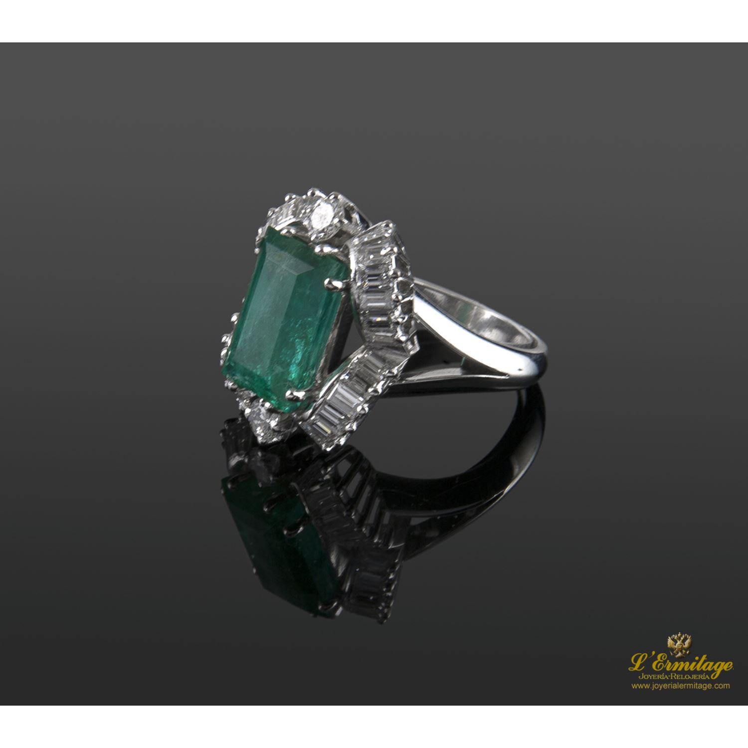 Sortija antigua oro blanco esmeralda y diamantes.