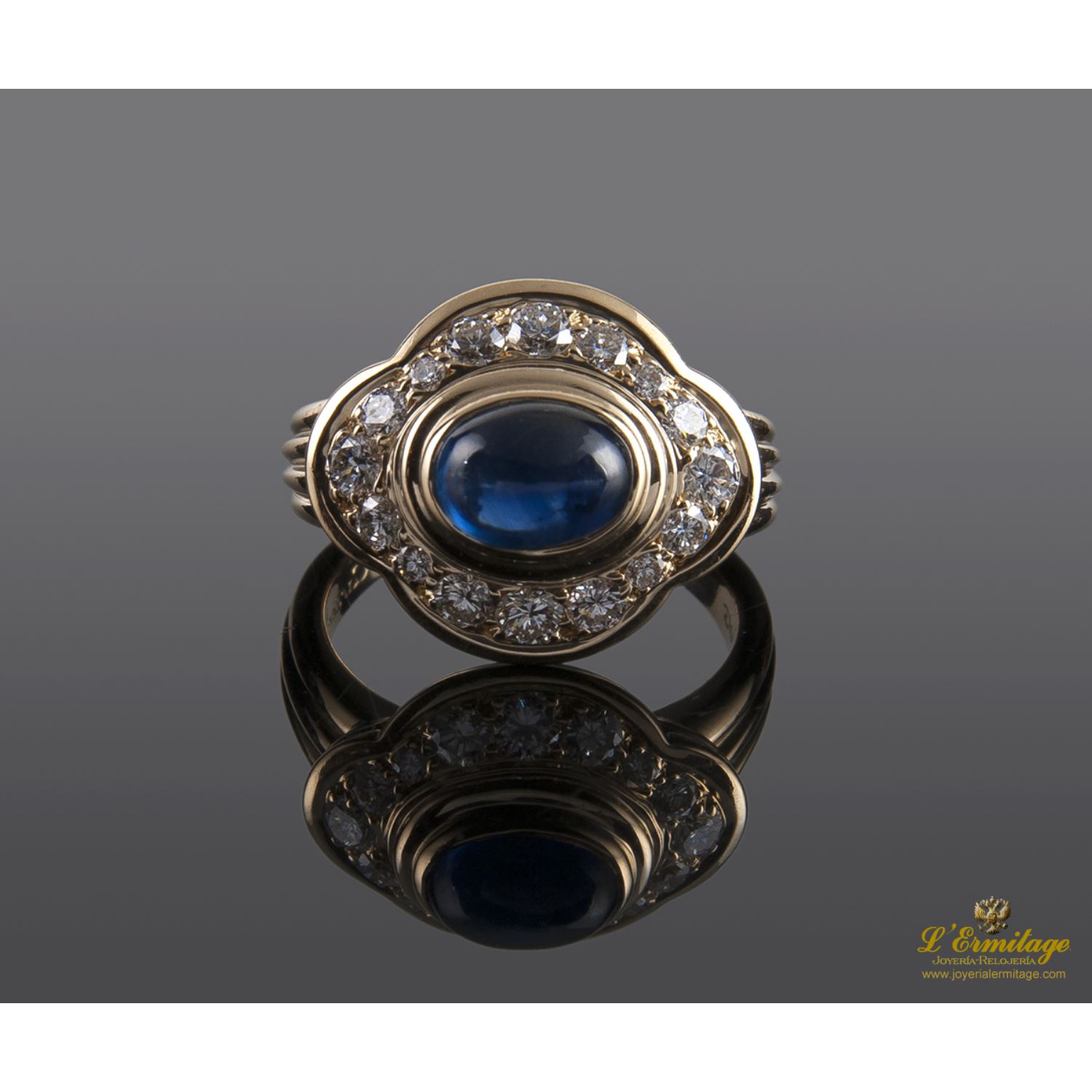 Sortija cartier antigua oro amarillo zafiro cabuchón y diamantes. 