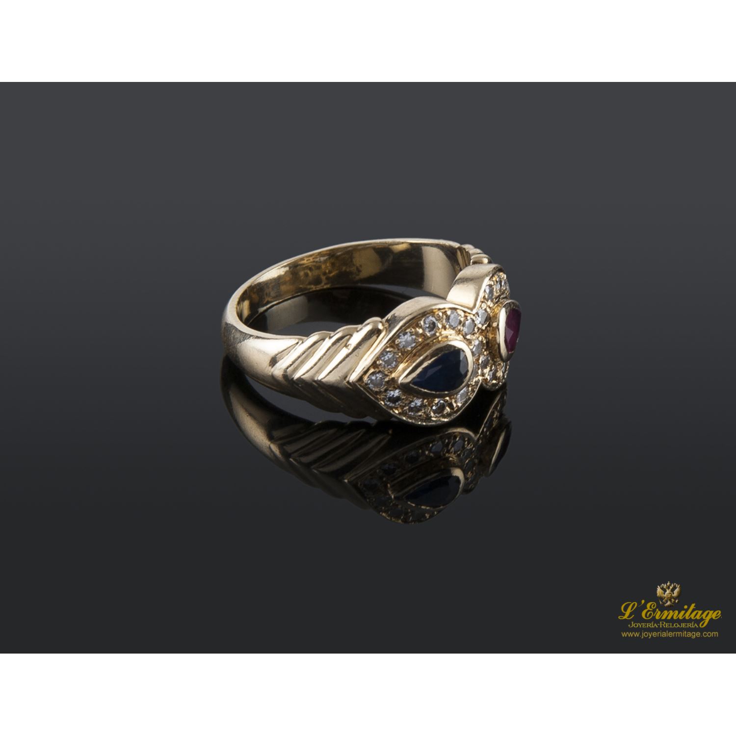 Sortija en oro amarillo con rubí, zafiro y brillantes.