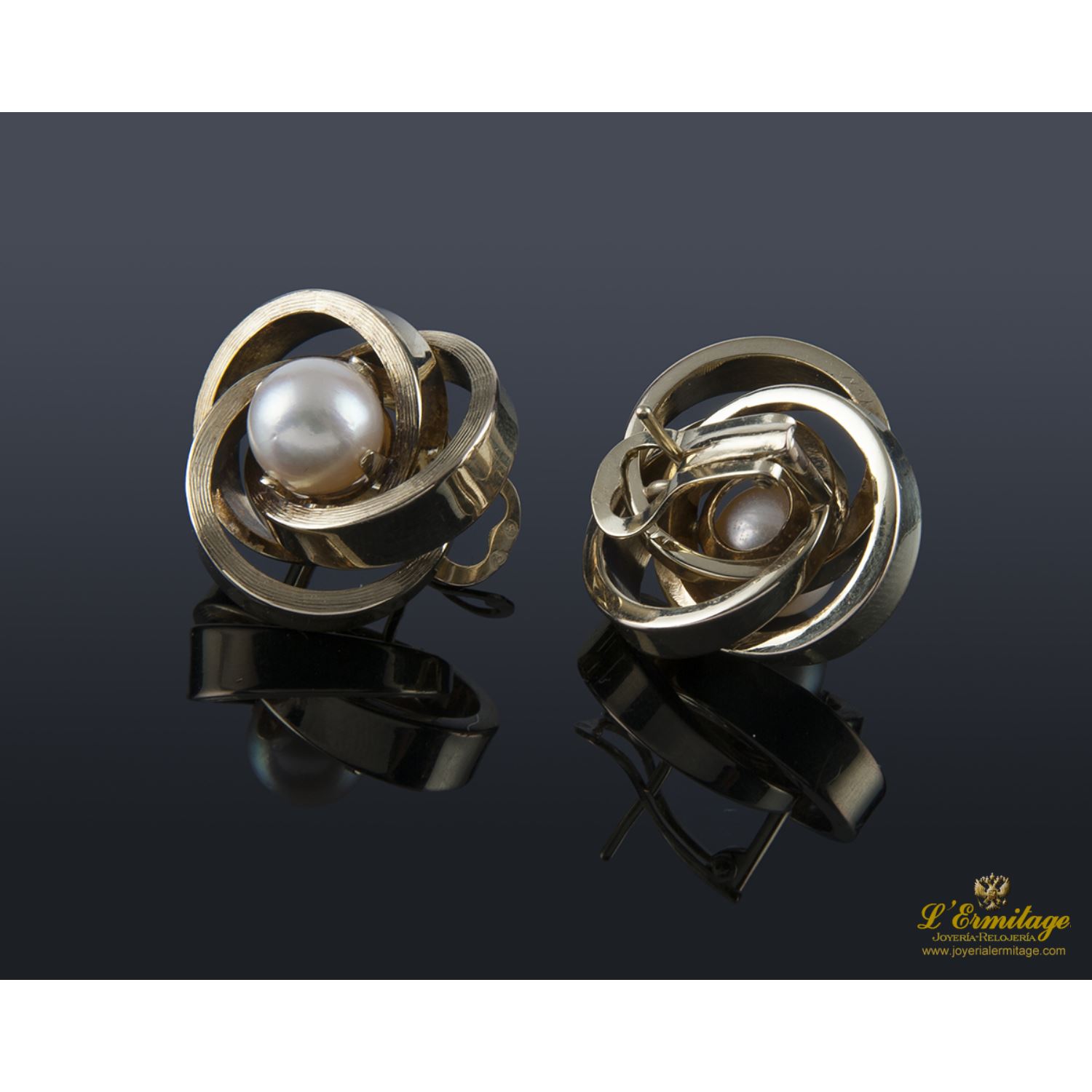 Pendientes en oro amarillo con centro de perla.