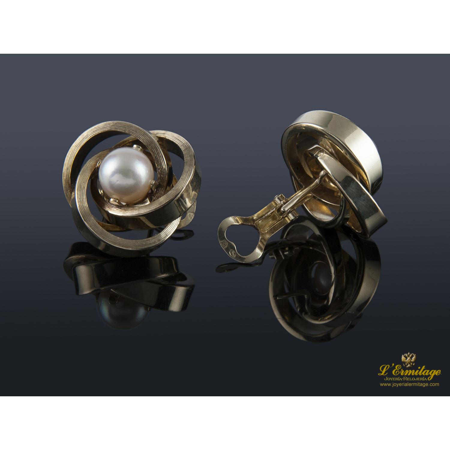 Pendientes en oro amarillo con centro de perla.