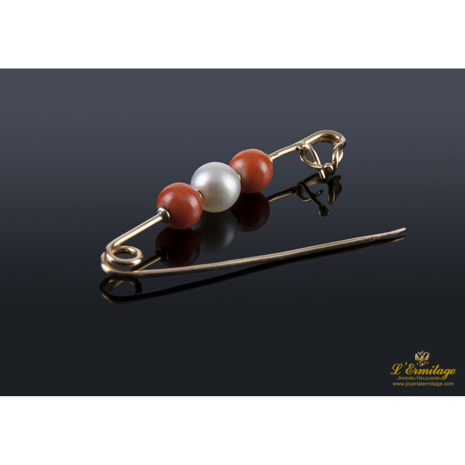 Imperdible en oro amarillo con perla y coral