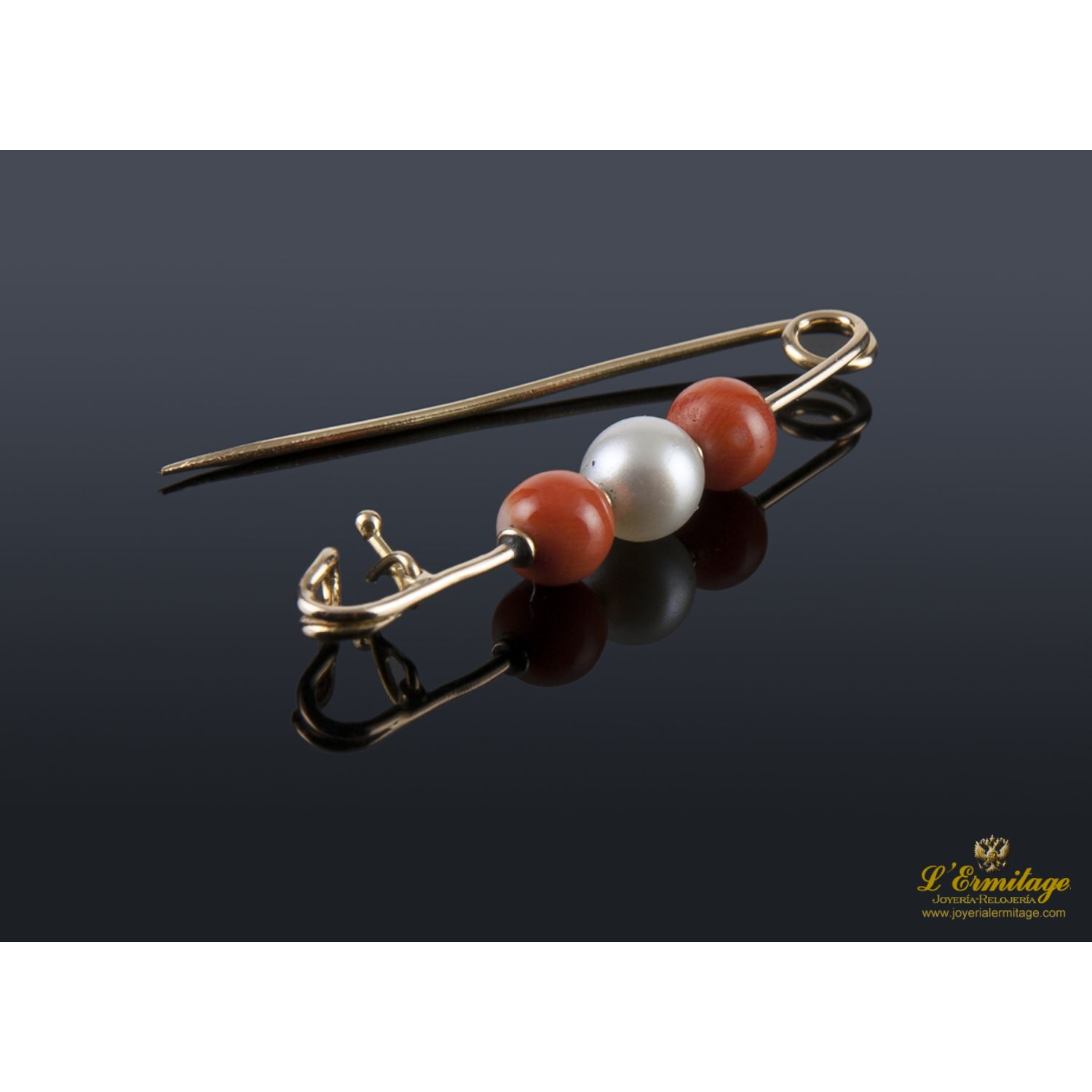 Imperdible en oro amarillo con perla y coral