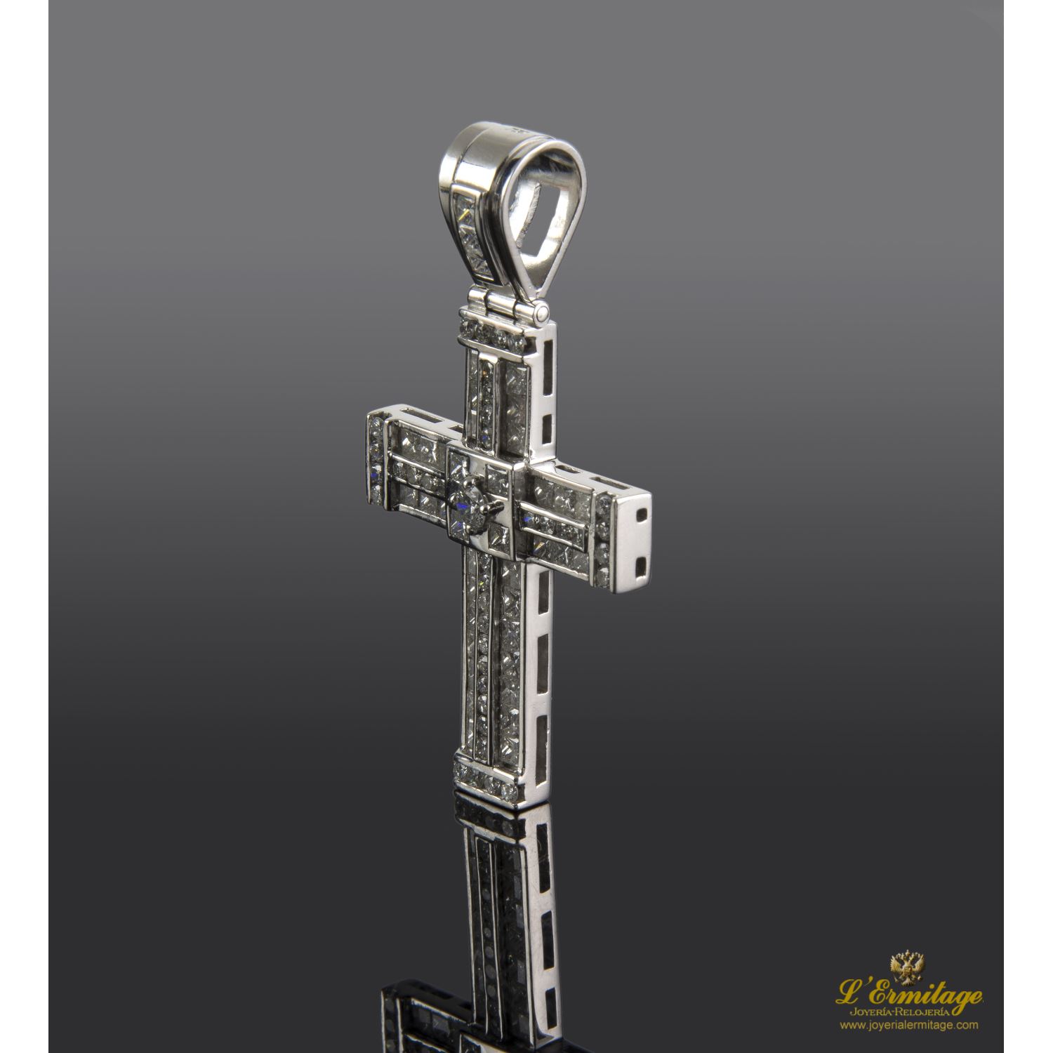 Cruz calada oro blanco y diamantes. 40Mm largo x 30mm ancho.