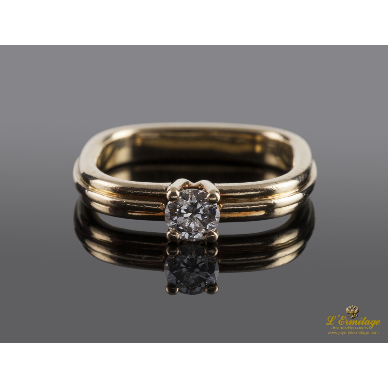 Solitario con brazo cuadrado en oro amarillo con un brillante.