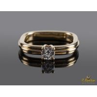 Solitario con brazo cuadrado en oro amarillo con un brillante.