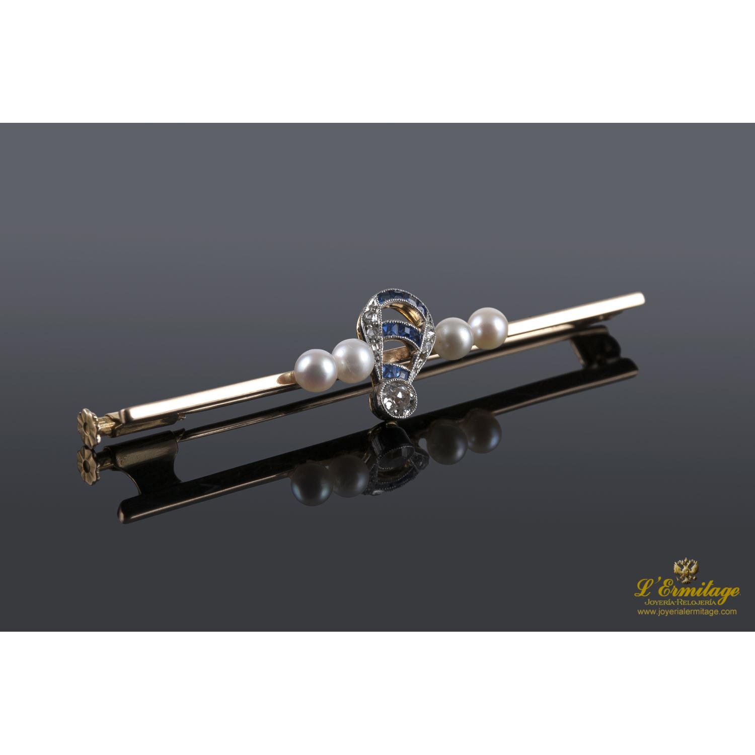 Broche en oro amarillo y motivos con perlas, zafiros y diamantes