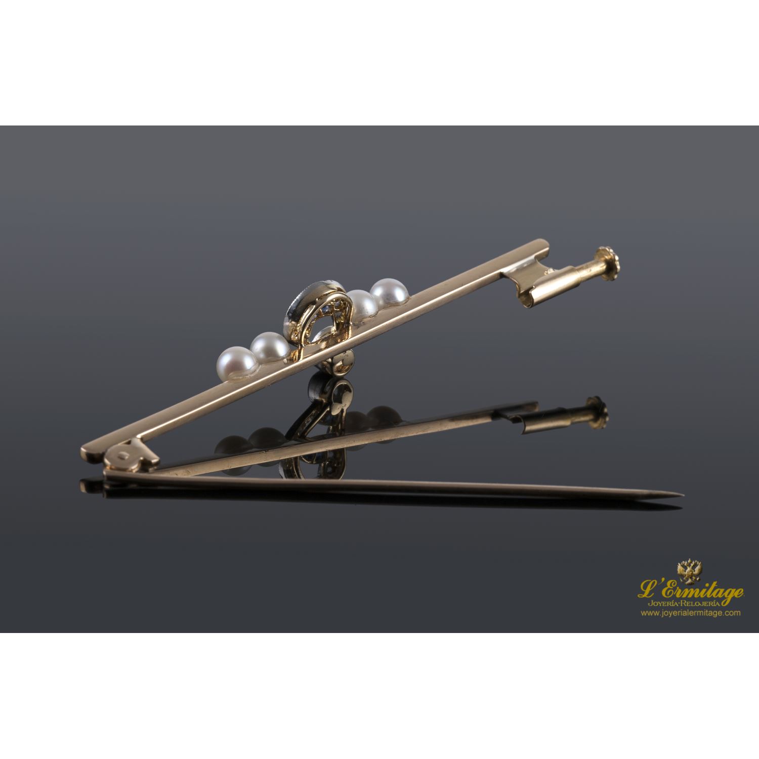 Broche en oro amarillo y motivos con perlas, zafiros y diamantes