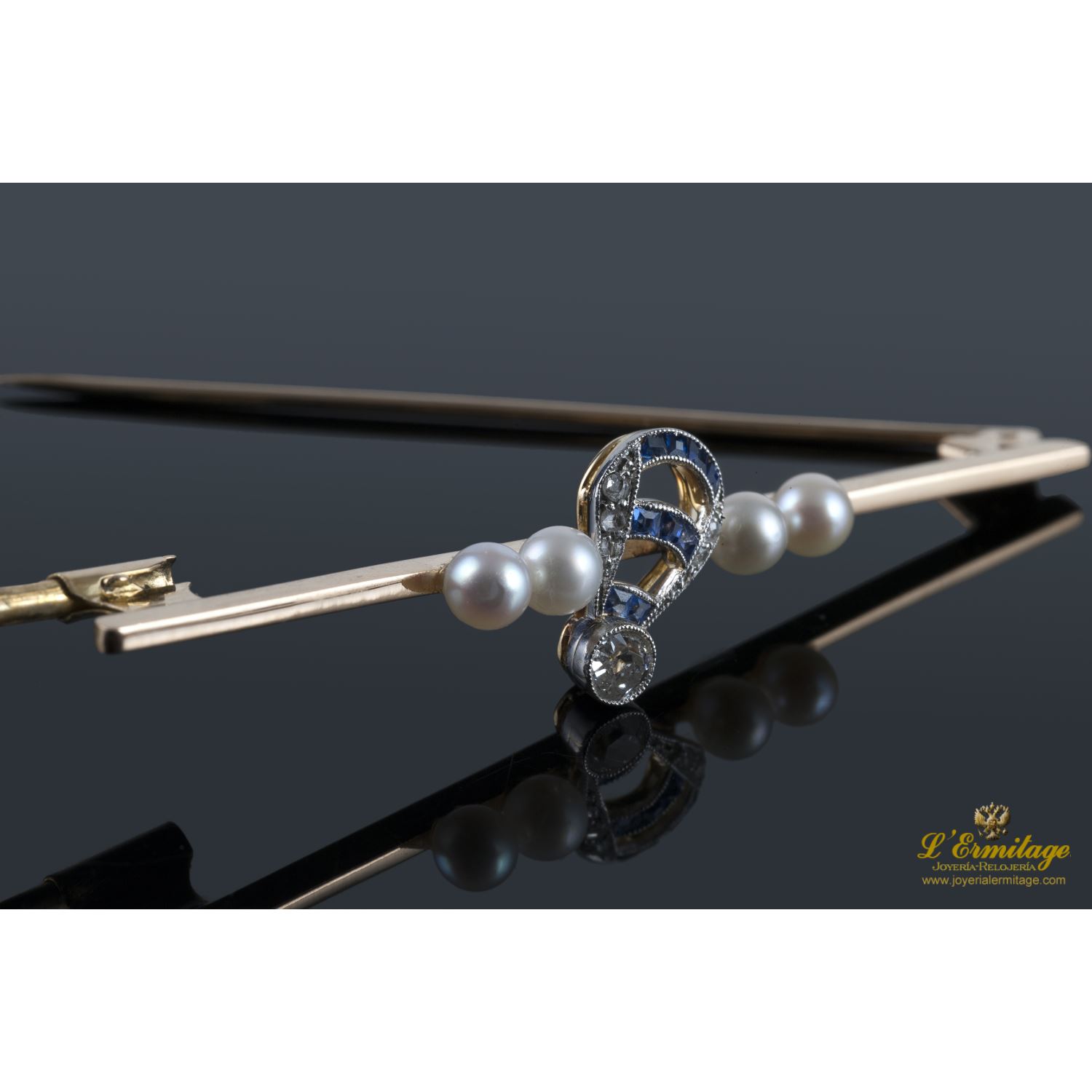 Broche en oro amarillo y motivos con perlas, zafiros y diamantes