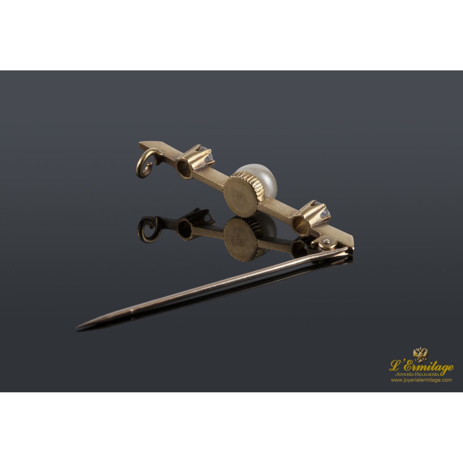 Broche en oro amarillo con una perla y diamantes