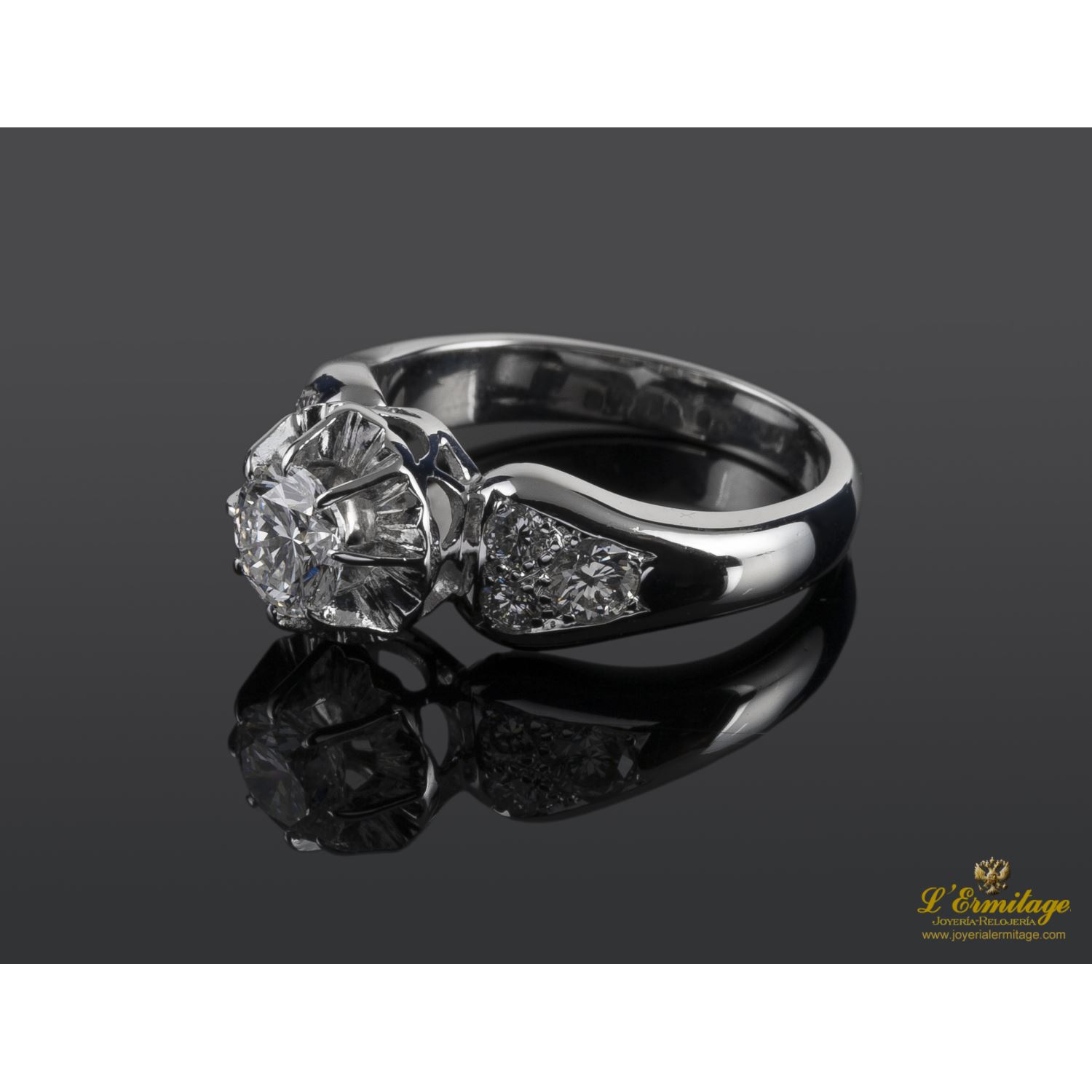 Sortija oro blanco y diamantes.