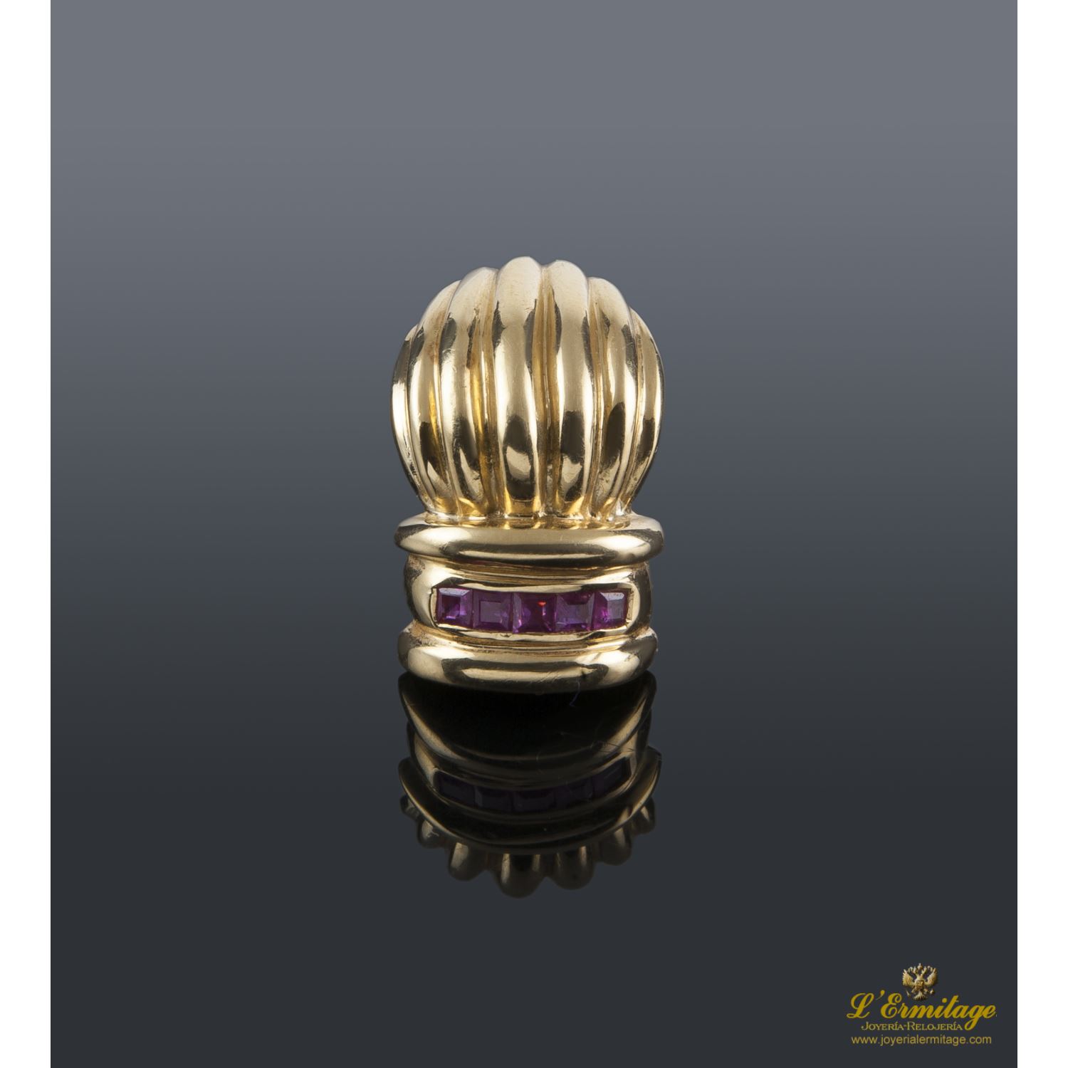 Pendientes oro amarillo gallones y rubíes.