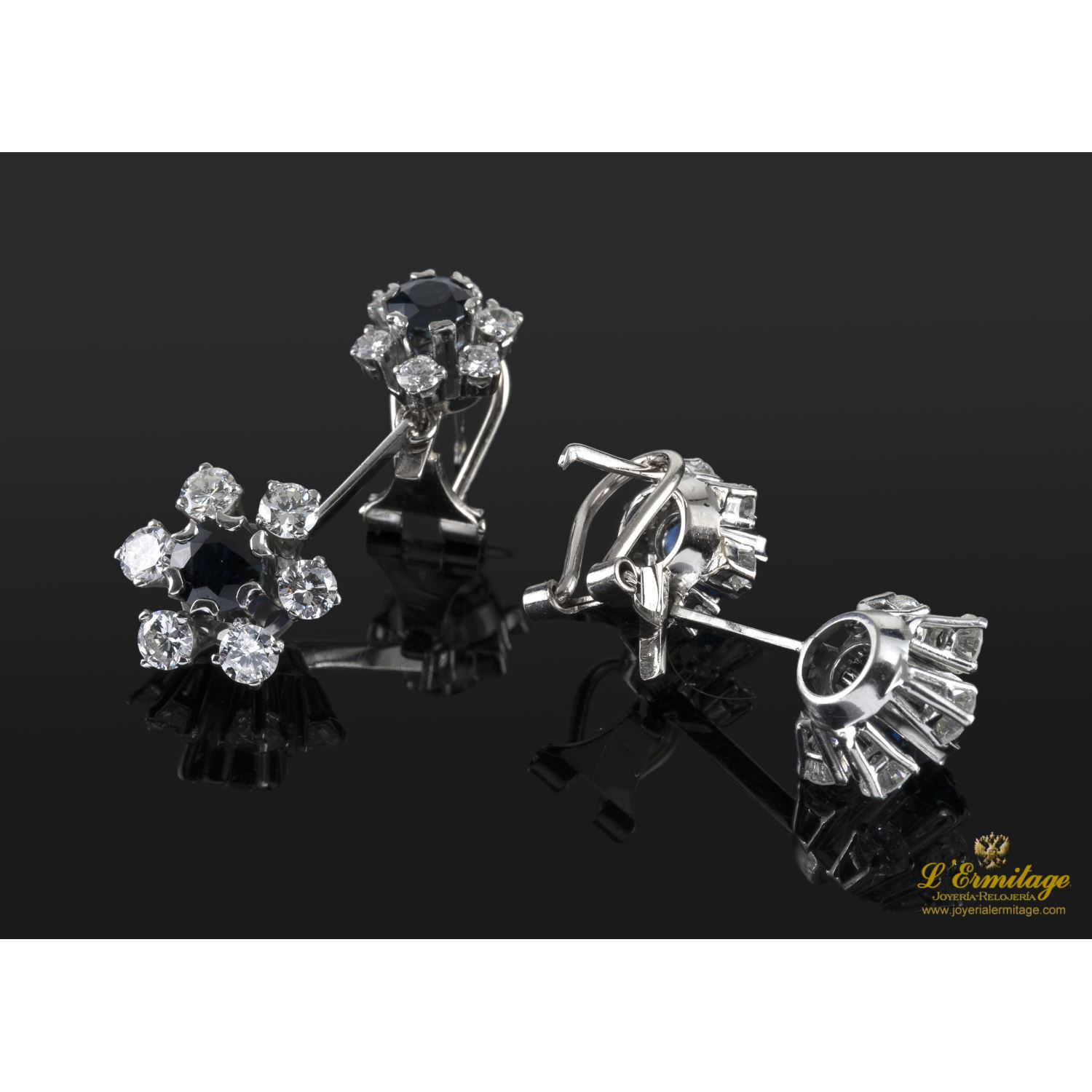 Pendientes largos con doble roseta de zafrios y brillantes, montados en oro blanco.