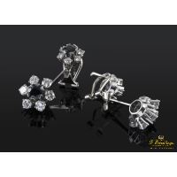 Pendientes largos con doble roseta de zafrios y brillantes, montados en oro blanco.