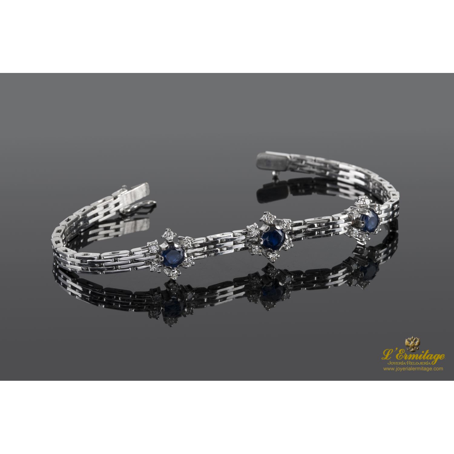 Pulsera en oro blanco con motivos en rosetas de zafiros y brillantes.
