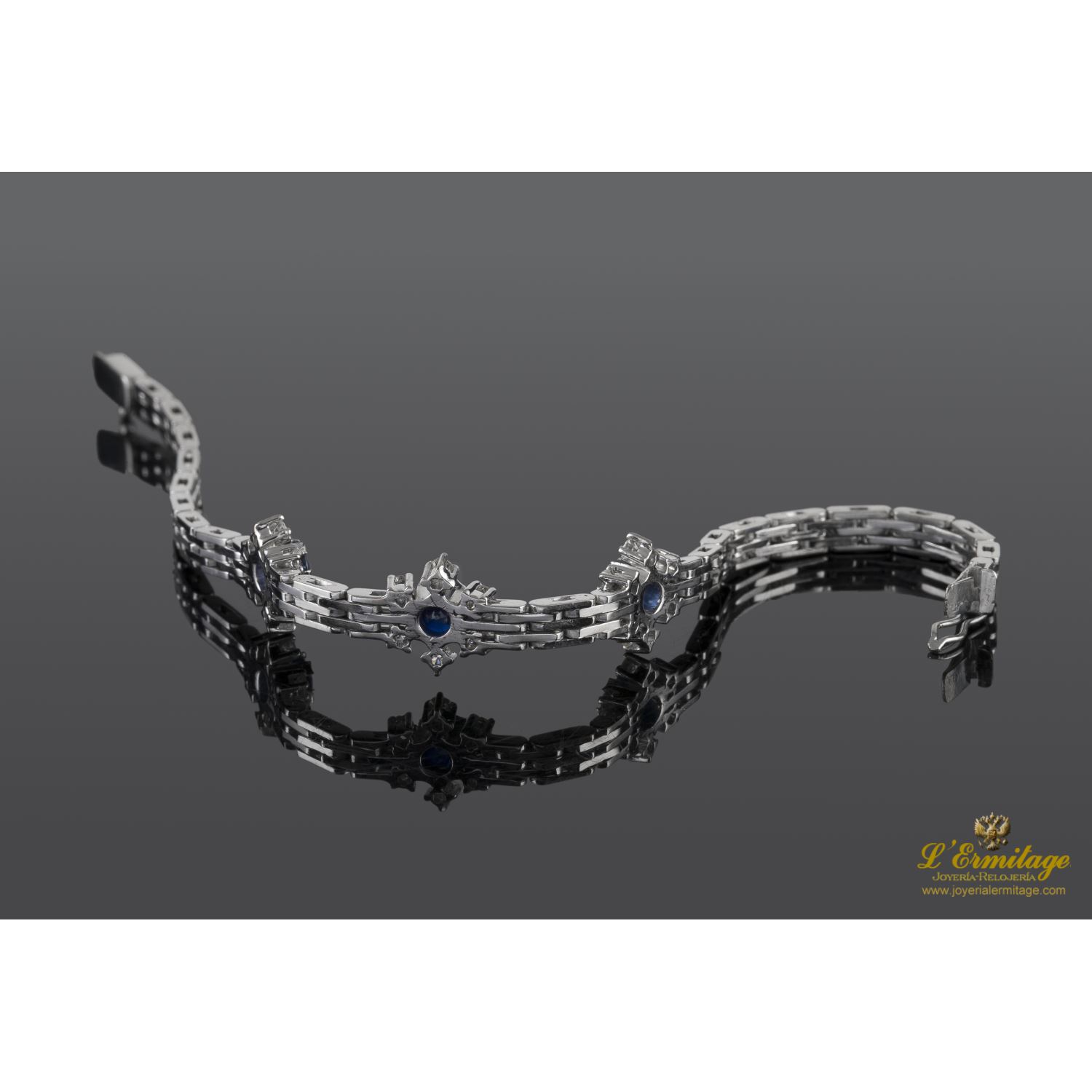 Pulsera en oro blanco con motivos en rosetas de zafiros y brillantes.