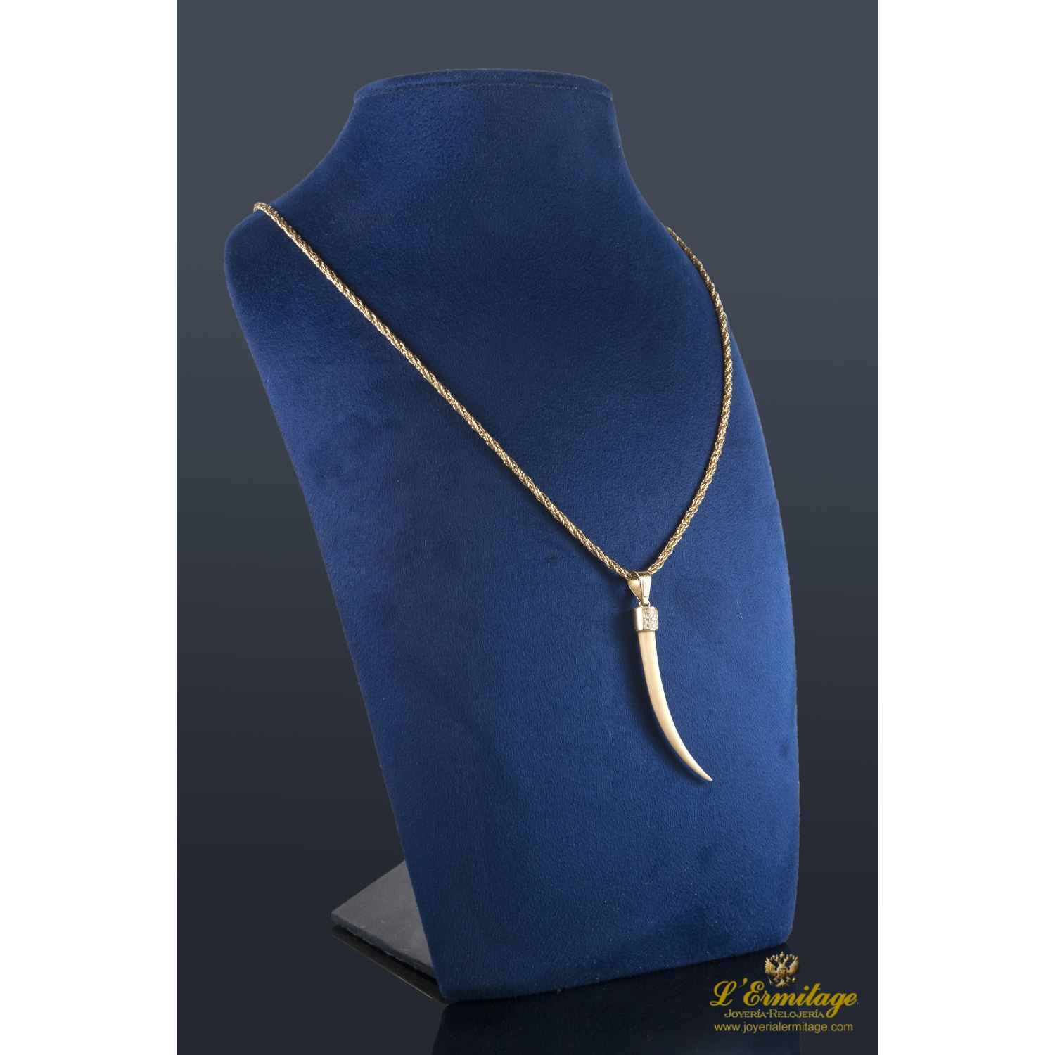 Cordón oro amarillo con colgante de felino. 60 Cm largo.