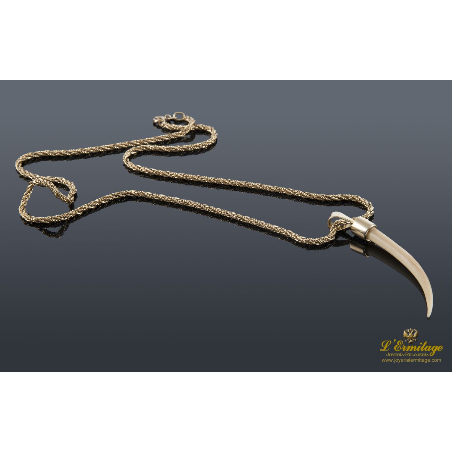 Cordón oro amarillo con colgante de felino. 60 Cm largo.