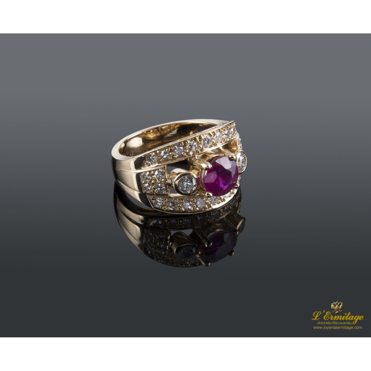 Sortija oro amarillo rubí y diamantes.
