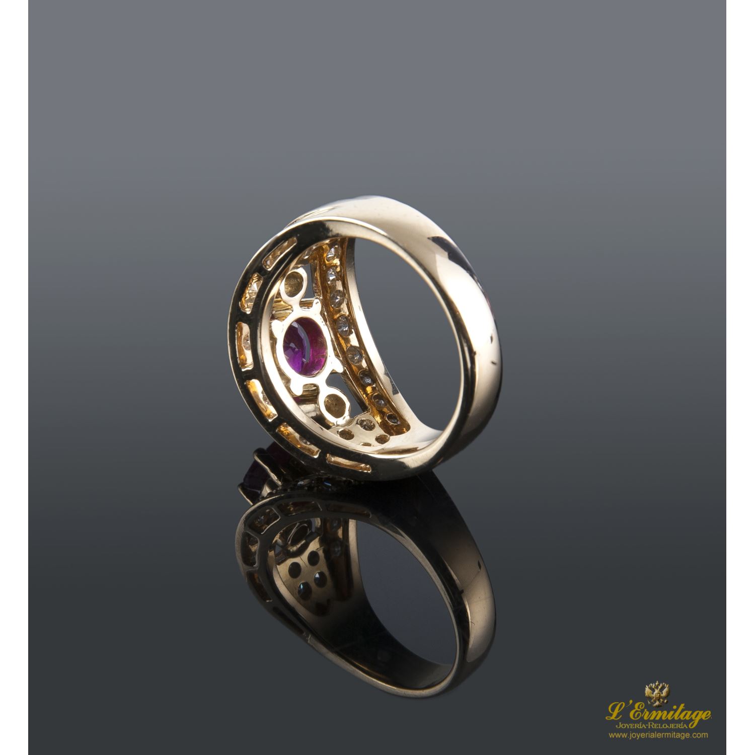 Sortija oro amarillo rubí y diamantes.