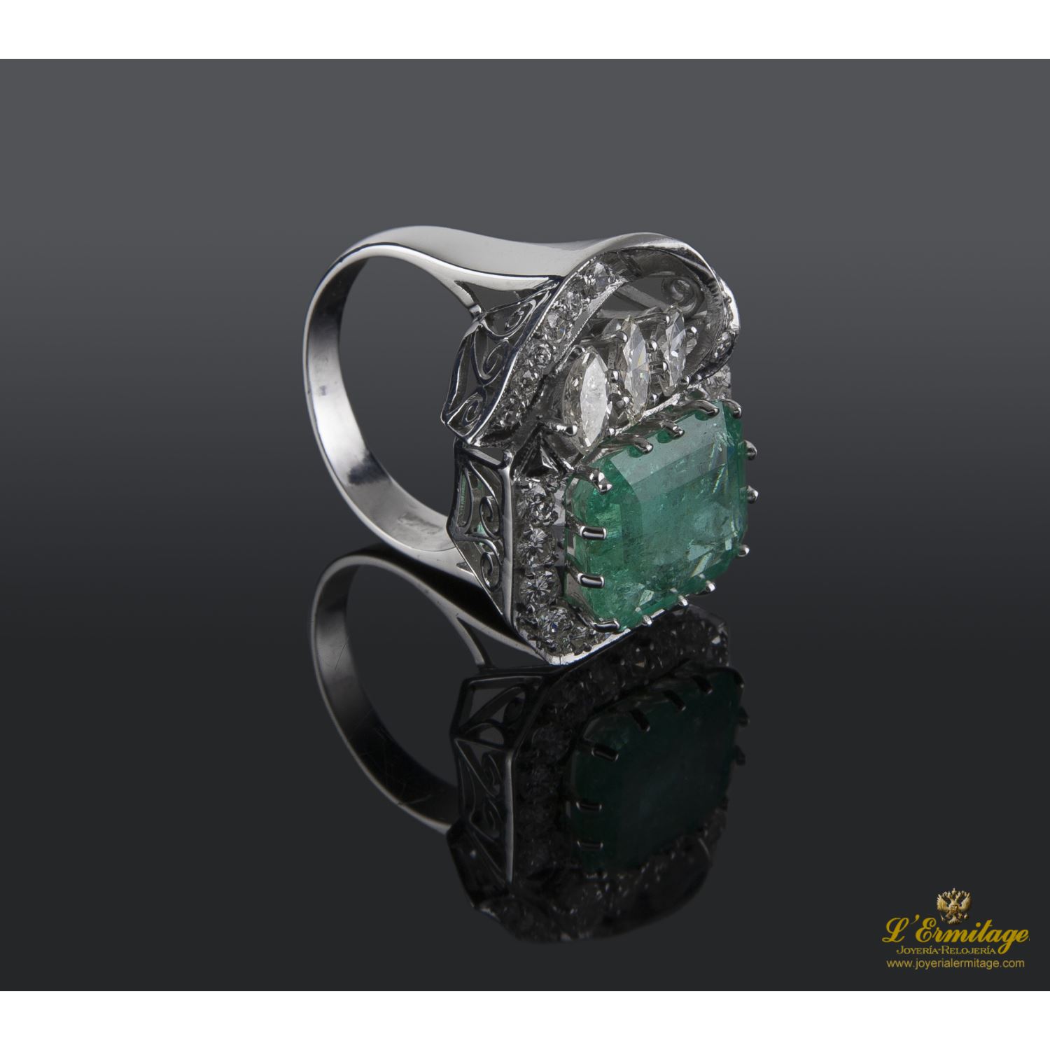 Sortija oro blanco esmeralda y diamantes.