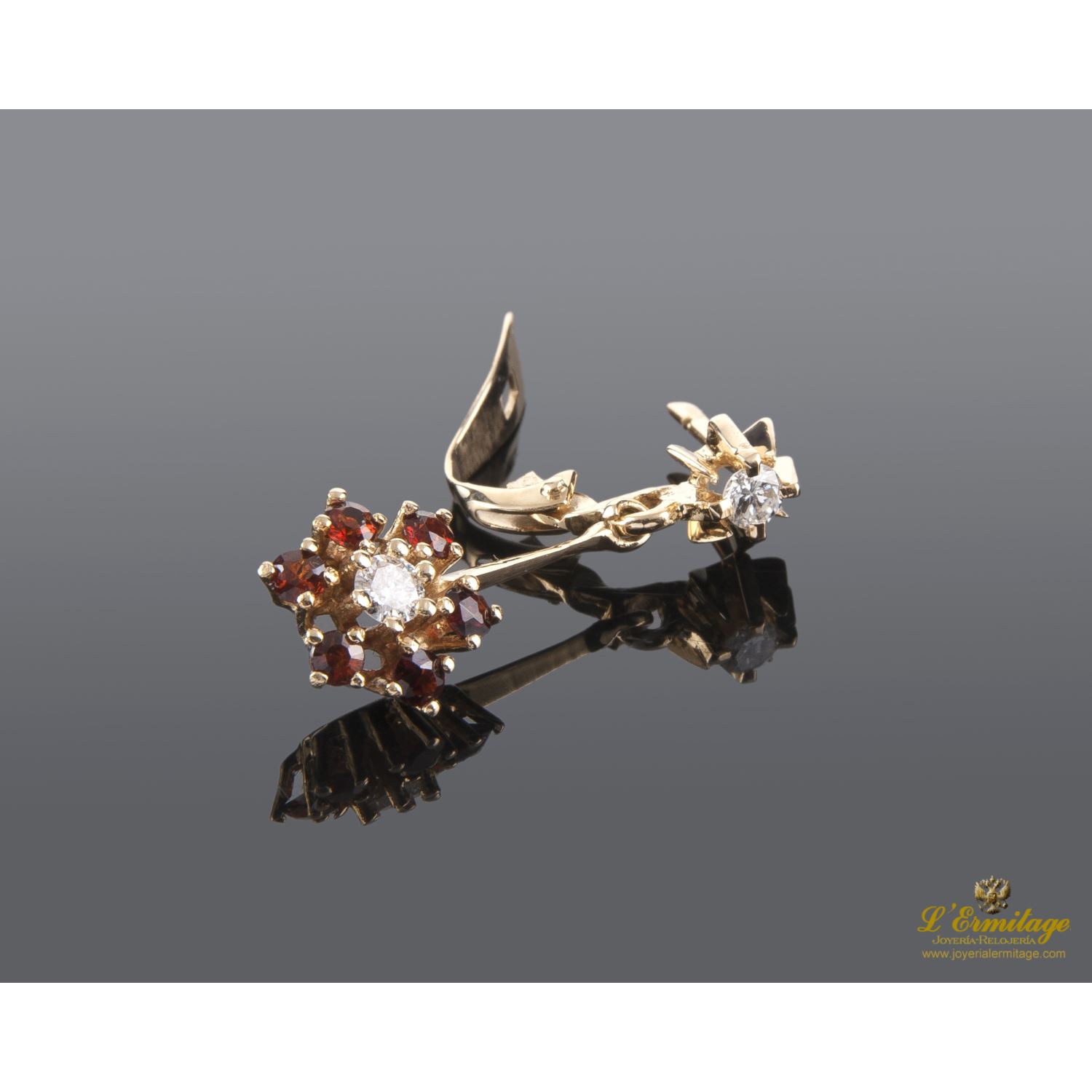 Pendeintes en oro amarillo con granates y brillantes.