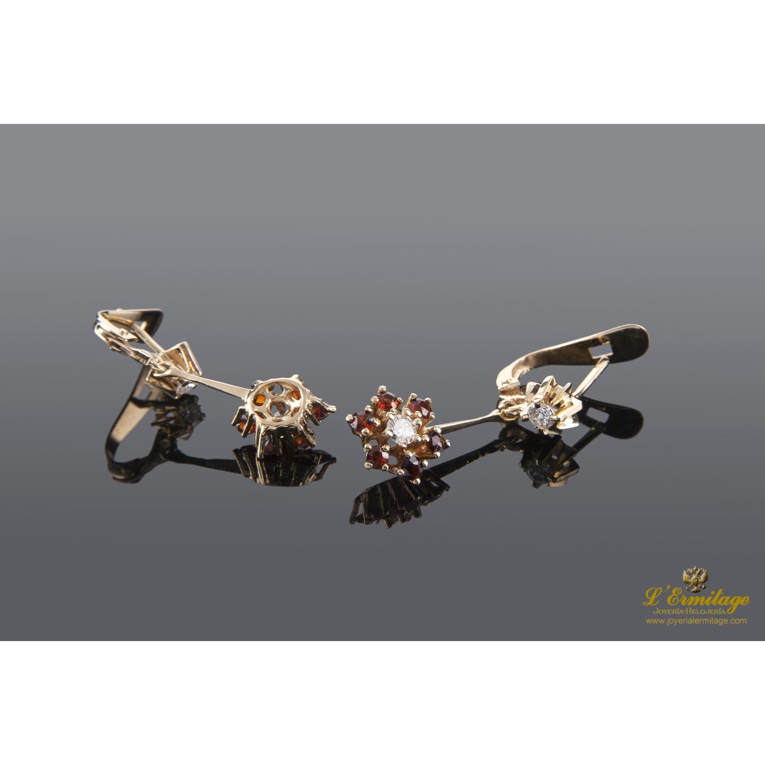 Pendeintes en oro amarillo con granates y brillantes.