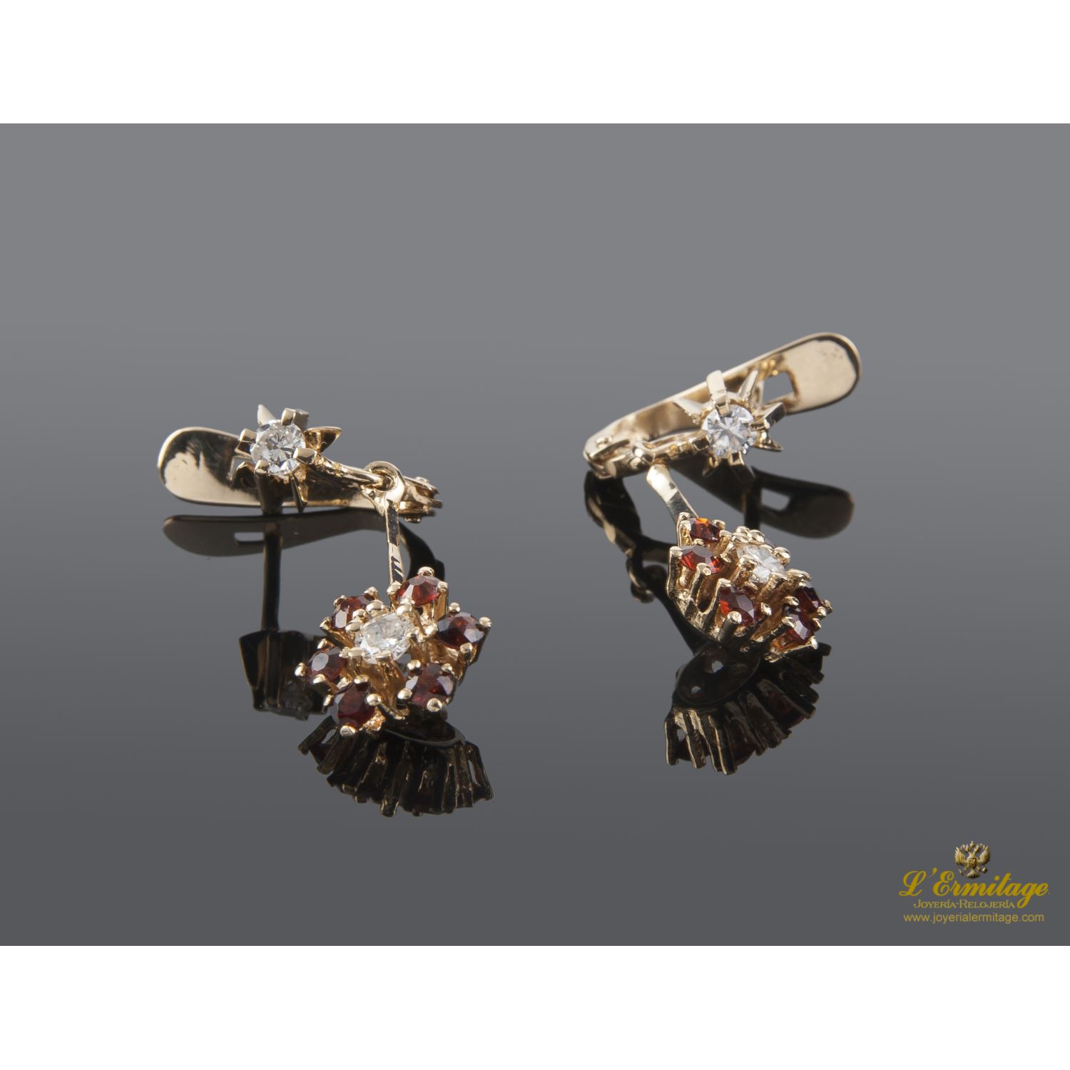 Pendeintes en oro amarillo con granates y brillantes.