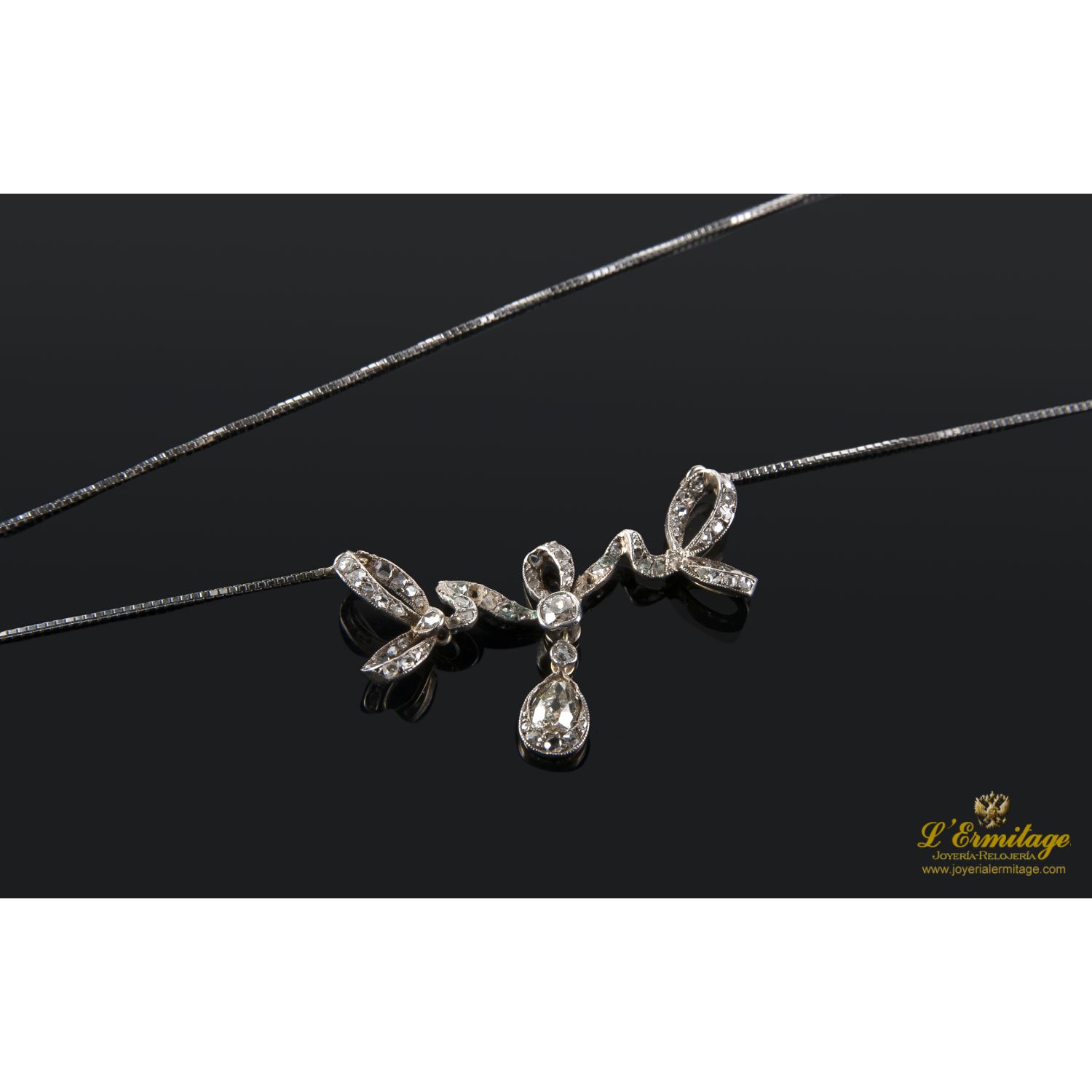 Gargantilla oro blanco y diamantes talla antigua. 50 Cm largo.