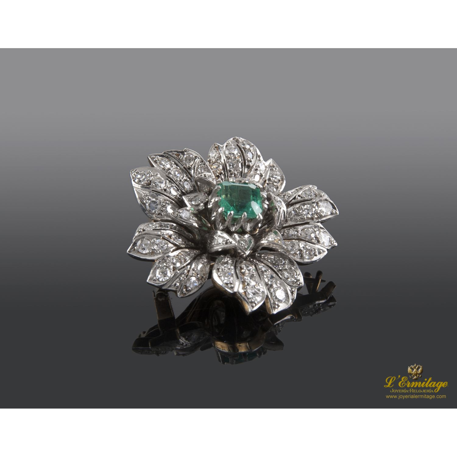 Broche-alfiler antiguo flor oro amarillo esmeralda y diamantes.