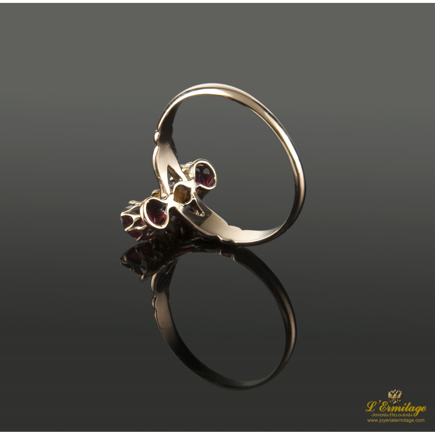 Sortija en oro amarillo con perla y dos granates.