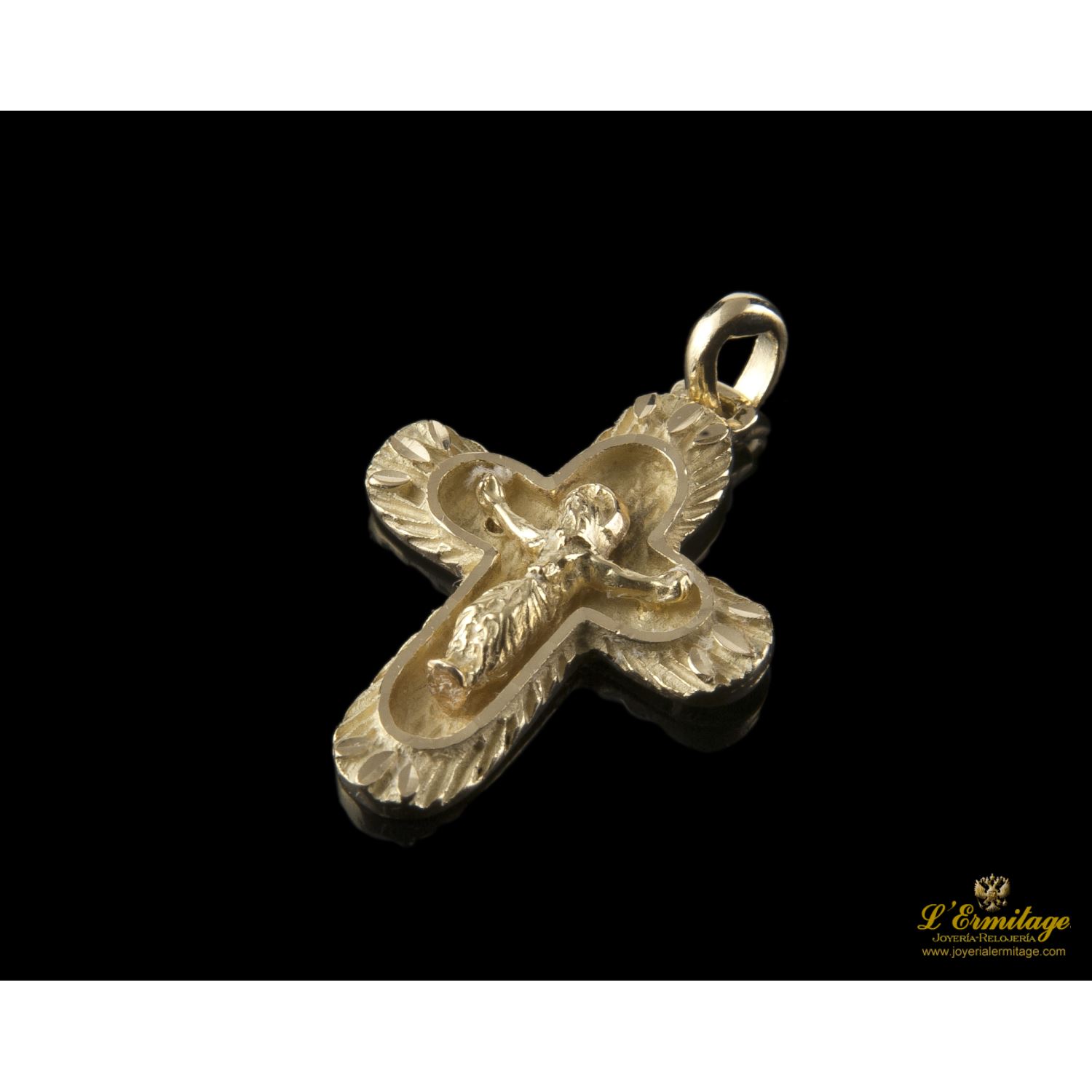 Colgante en forma de cruz realizado en oro amarillo.
