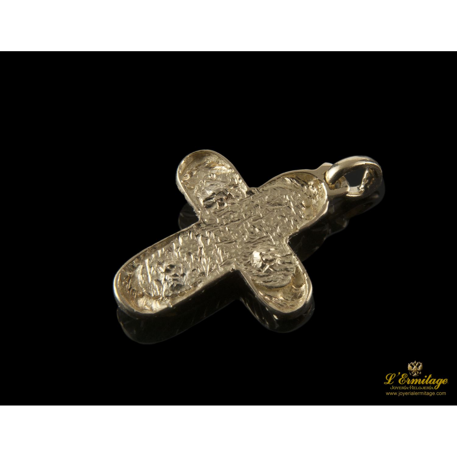 Colgante en forma de cruz realizado en oro amarillo.