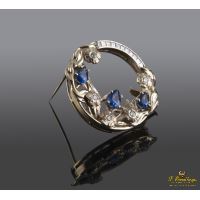 Broche-alfiler antiguo oro amarillo zafiros y diamantes.