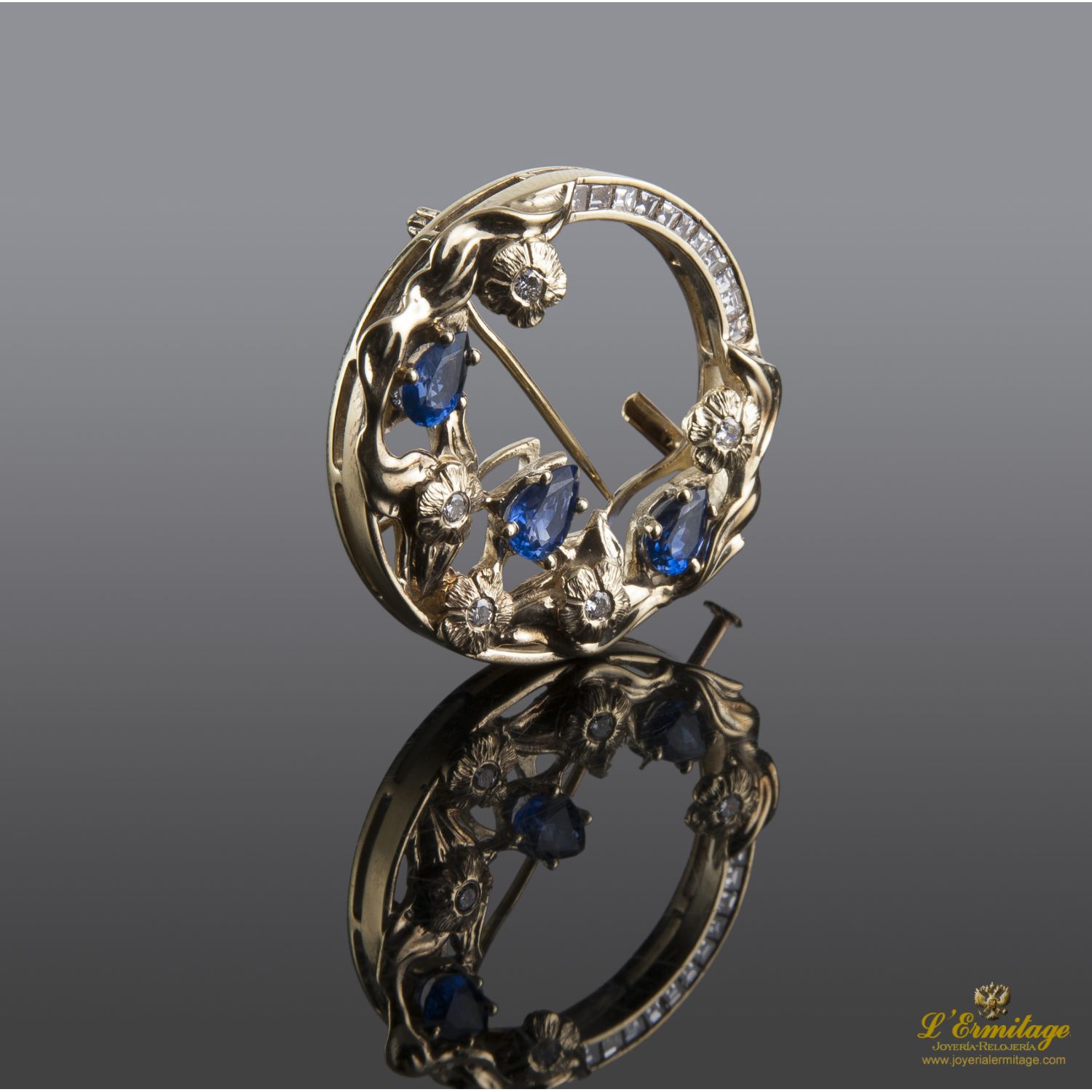 Broche-alfiler antiguo oro amarillo zafiros y diamantes.