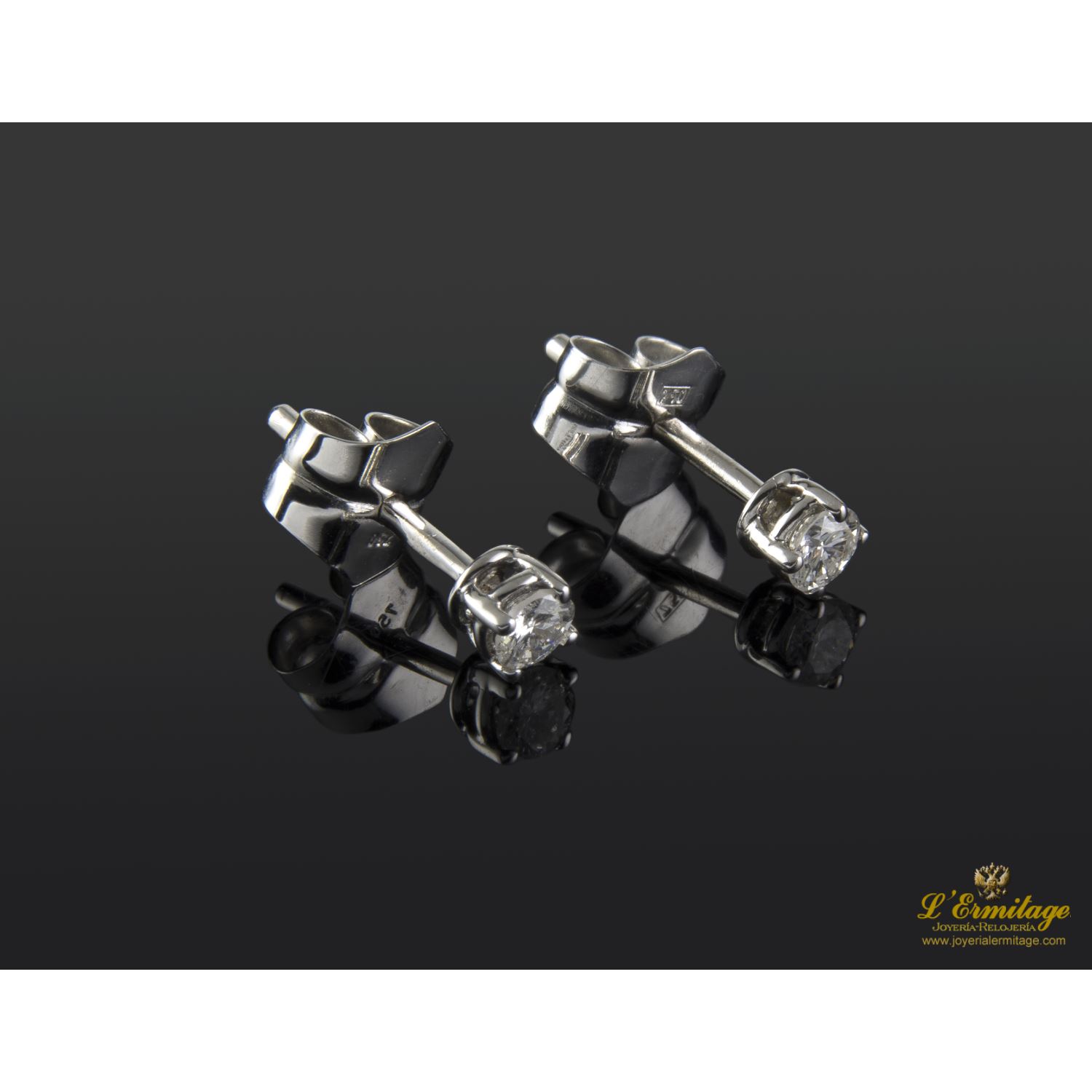 Pendientes dormilonas oro blanco y diamantes.