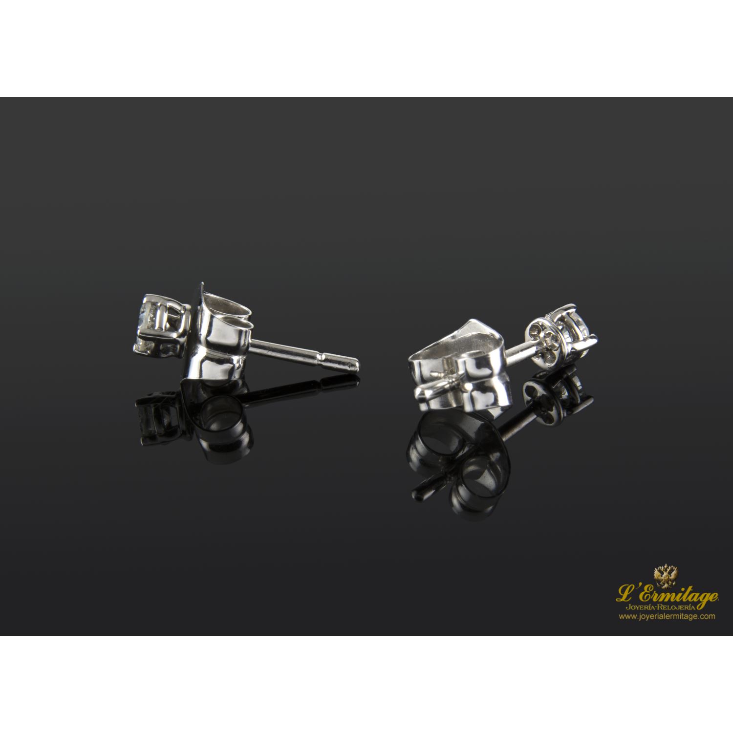 Pendientes dormilonas oro blanco y diamantes.