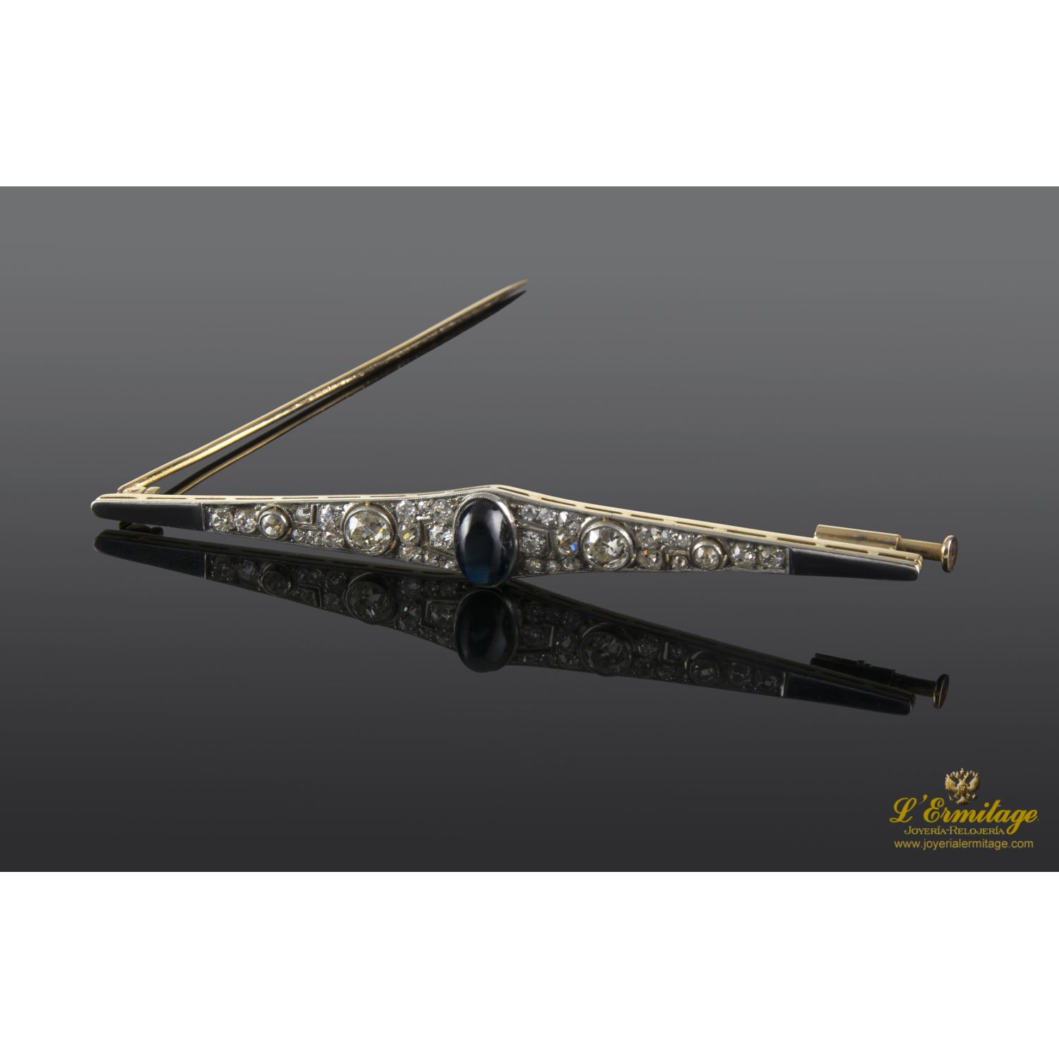 Broche-alfiler antiguo oro amarillo, oro blanco, zafiro cabuchón y diamantes.