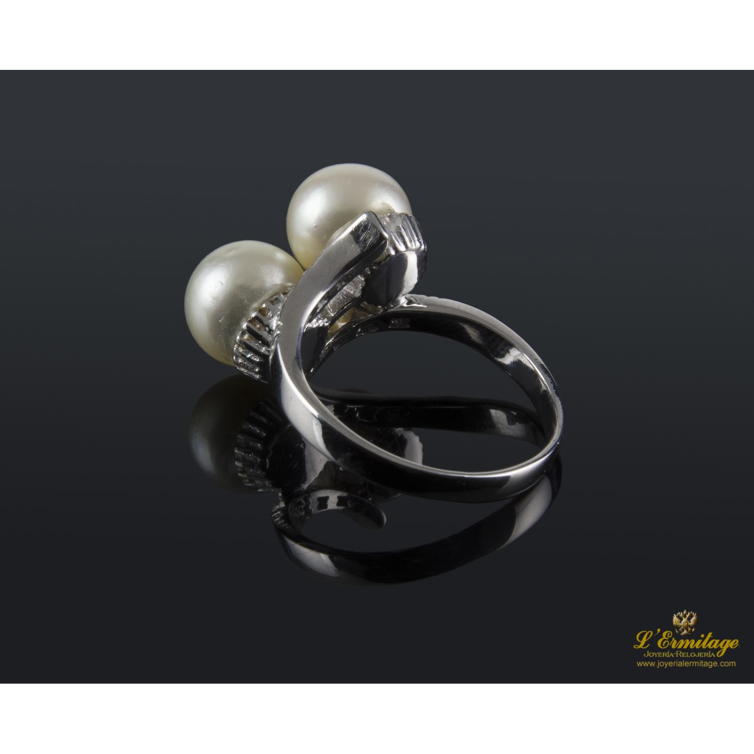 Sortija oro blanco diamantes y perlas.