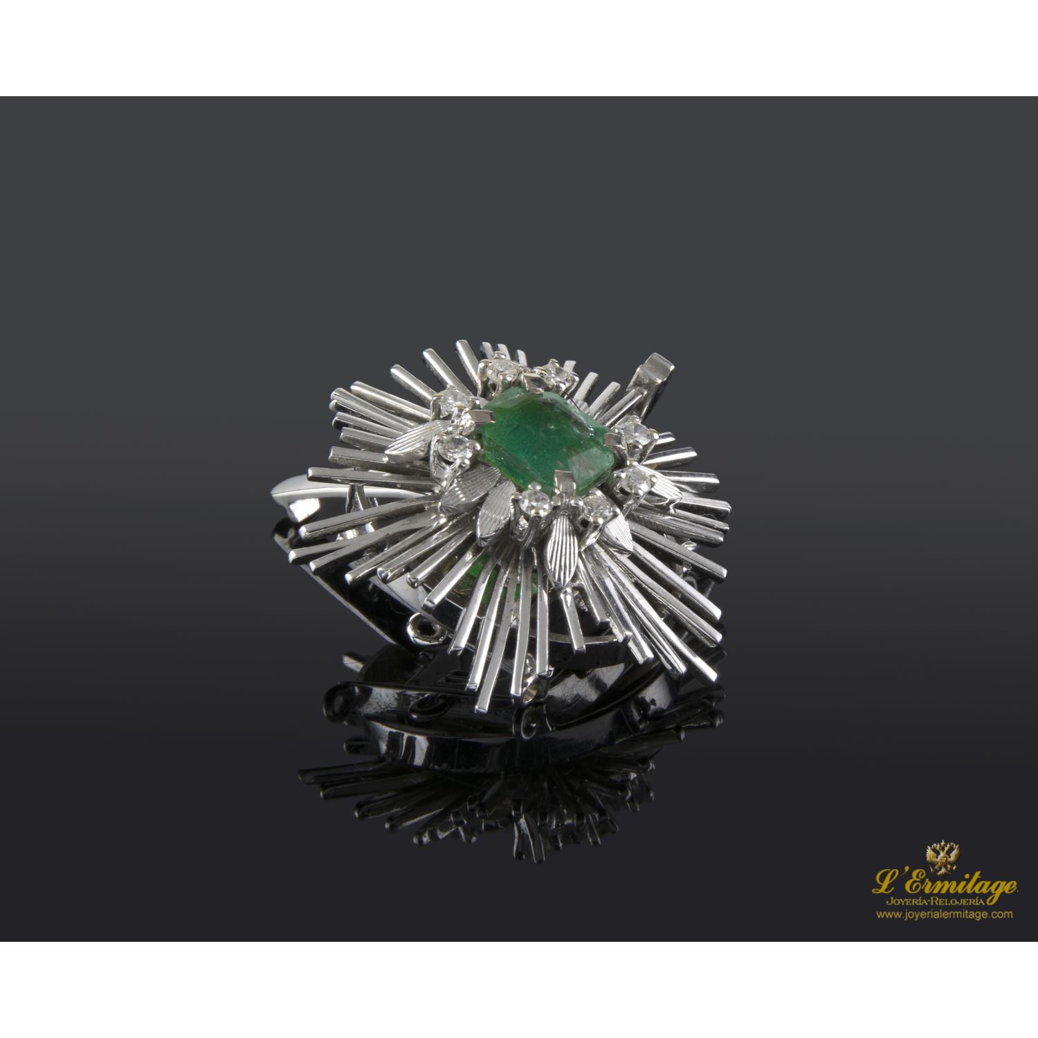 Broche oro blanco esmeralda y diamantes.